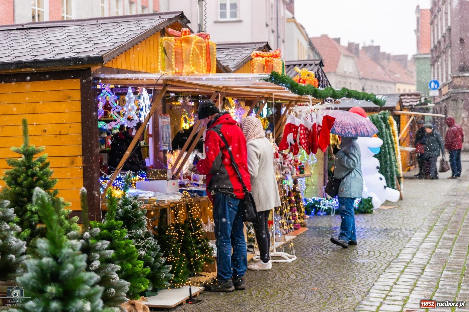 Zdjęcie w galerii na portalu naszraciborz.pl: Magia świąt na rynku w Raciborzu. Ruszył jarmark bożonarodzeniowy [FOTO i WIDEO] wiadomości z regionu