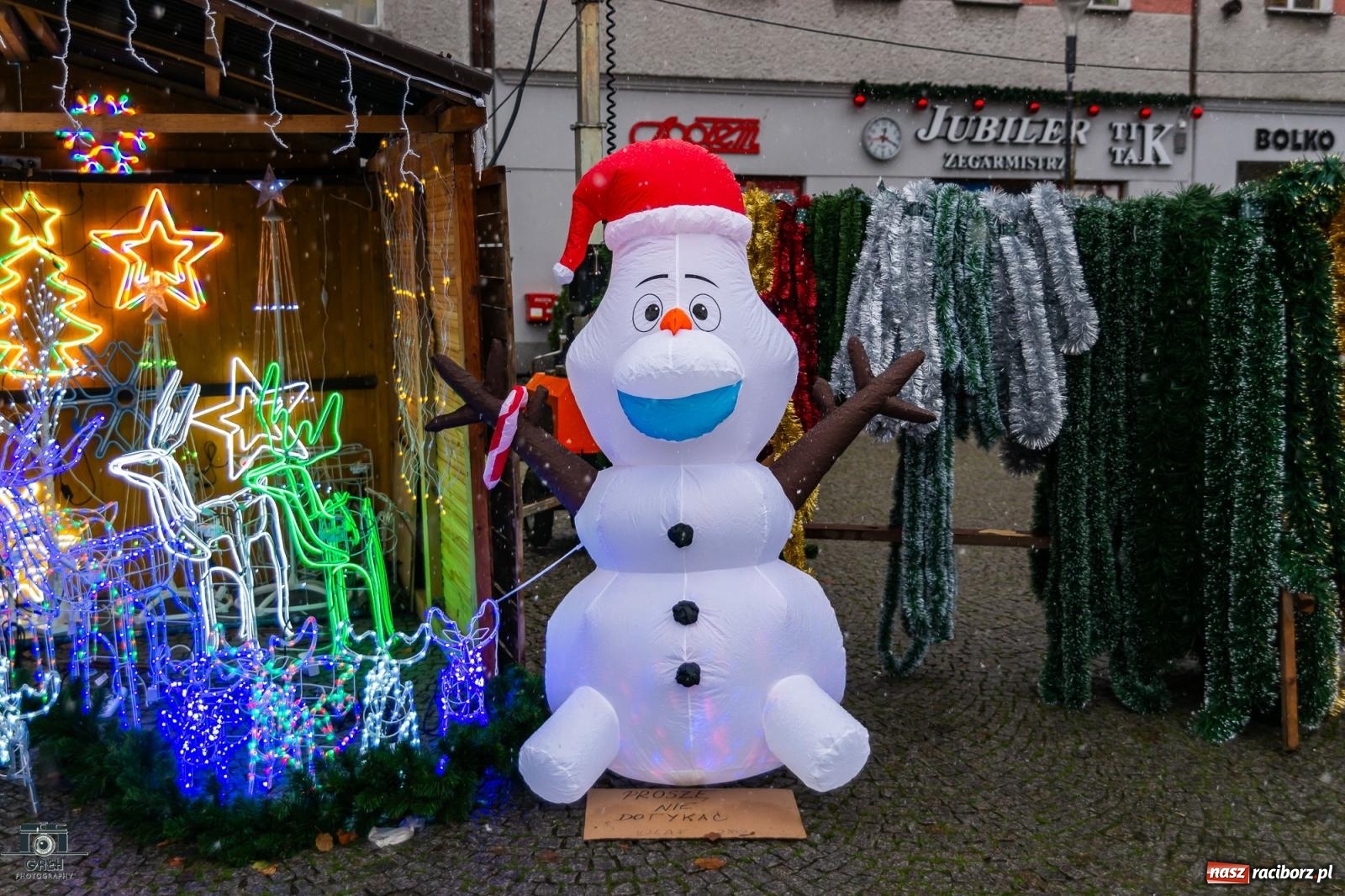Zdjęcie w galerii na portalu naszraciborz.pl: Magia świąt na rynku w Raciborzu. Ruszył jarmark bożonarodzeniowy [FOTO i WIDEO] wiadomości z regionu