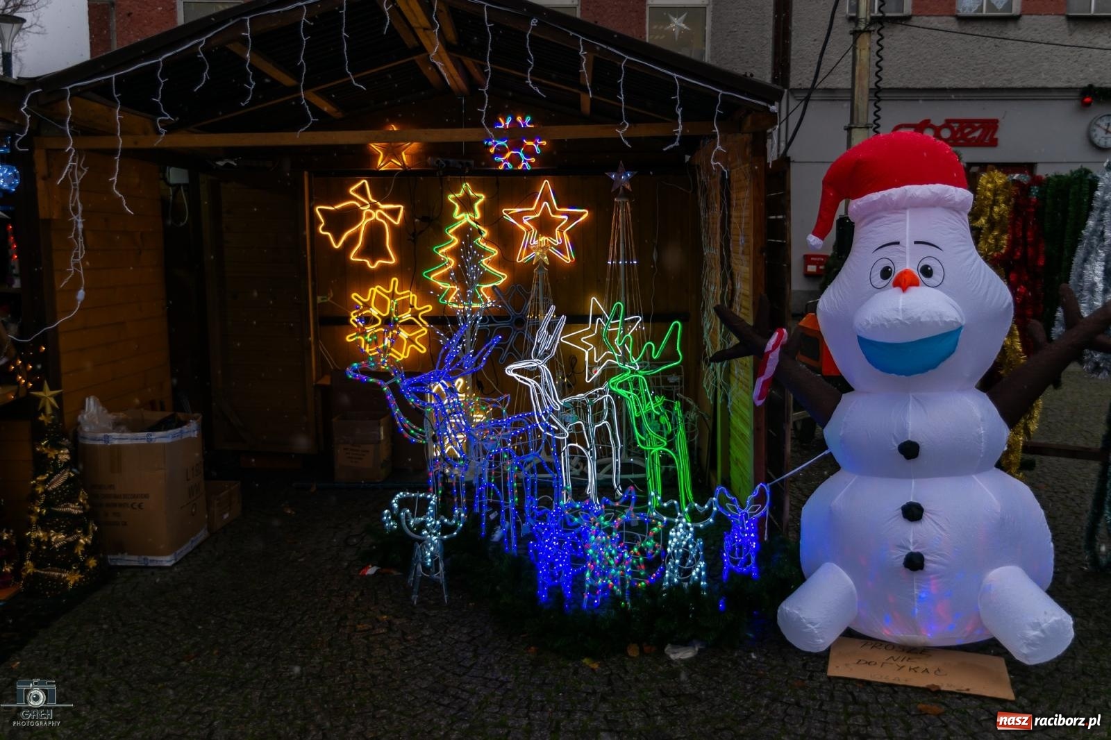 Zdjęcie w galerii na portalu naszraciborz.pl: Magia świąt na rynku w Raciborzu. Ruszył jarmark bożonarodzeniowy [FOTO i WIDEO] wiadomości z regionu