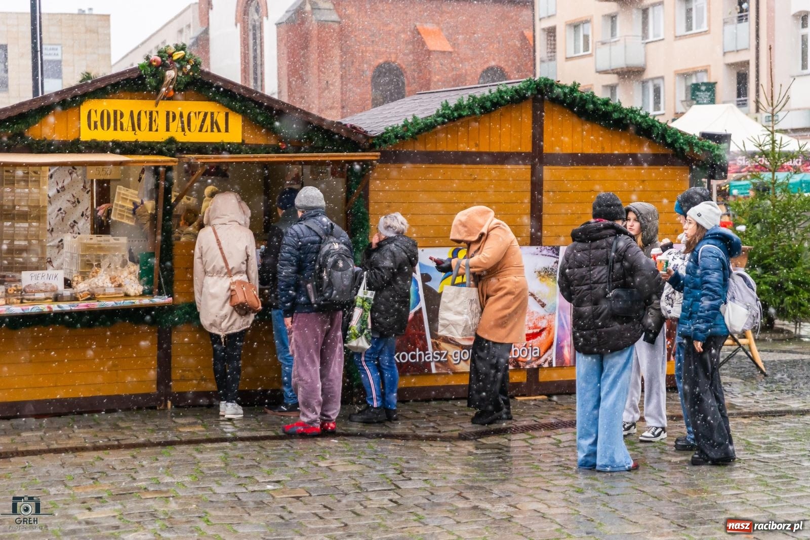 Zdjęcie w galerii na portalu naszraciborz.pl: Magia świąt na rynku w Raciborzu. Ruszył jarmark bożonarodzeniowy [FOTO i WIDEO] wiadomości z regionu