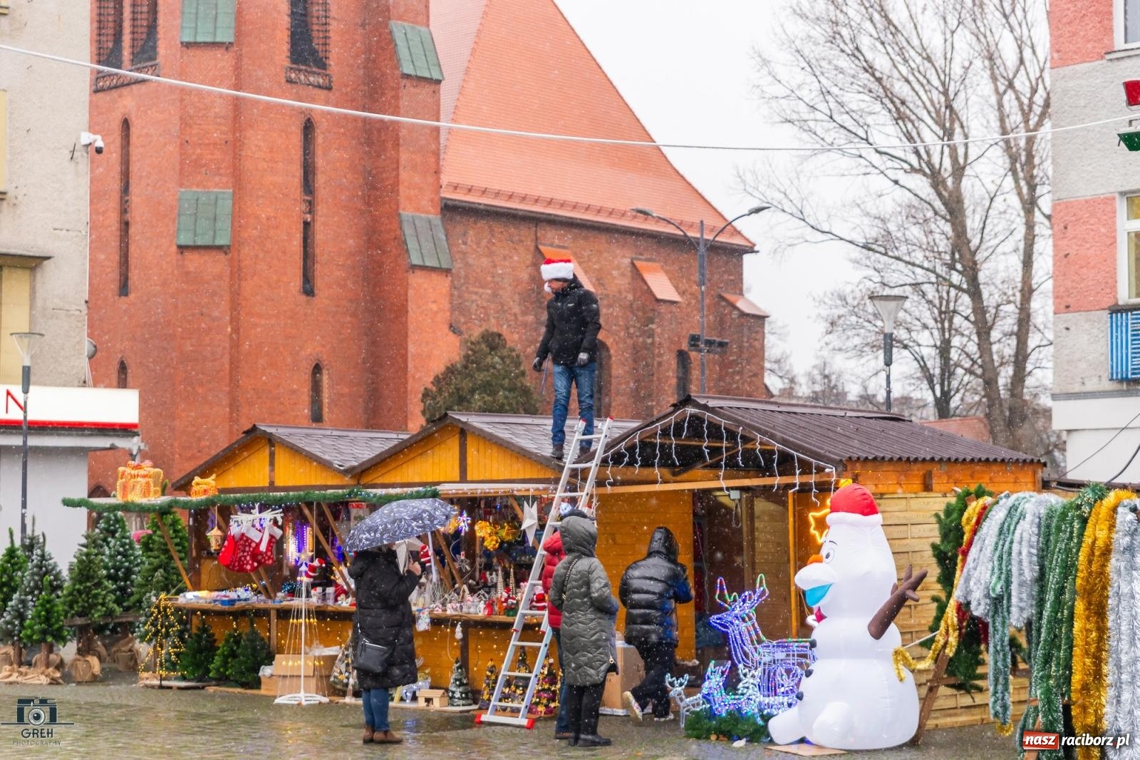Zdjęcie w galerii na portalu naszraciborz.pl: Magia świąt na rynku w Raciborzu. Ruszył jarmark bożonarodzeniowy [FOTO i WIDEO] wiadomości z regionu