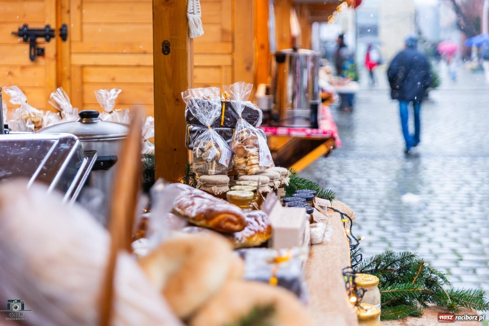 Zdjęcie w galerii na portalu naszraciborz.pl: Magia świąt na rynku w Raciborzu. Ruszył jarmark bożonarodzeniowy [FOTO i WIDEO] wiadomości z regionu