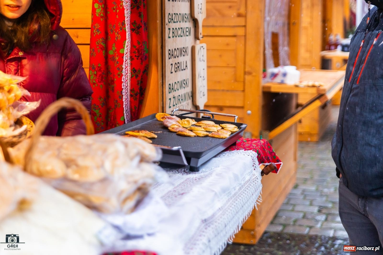 Zdjęcie w galerii na portalu naszraciborz.pl: Magia świąt na rynku w Raciborzu. Ruszył jarmark bożonarodzeniowy [FOTO i WIDEO] wiadomości z regionu