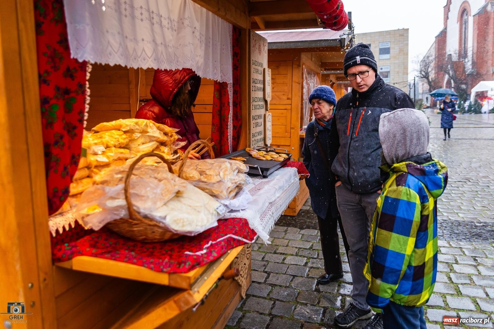 Zdjęcie w galerii na portalu naszraciborz.pl: Magia świąt na rynku w Raciborzu. Ruszył jarmark bożonarodzeniowy [FOTO i WIDEO] wiadomości z regionu