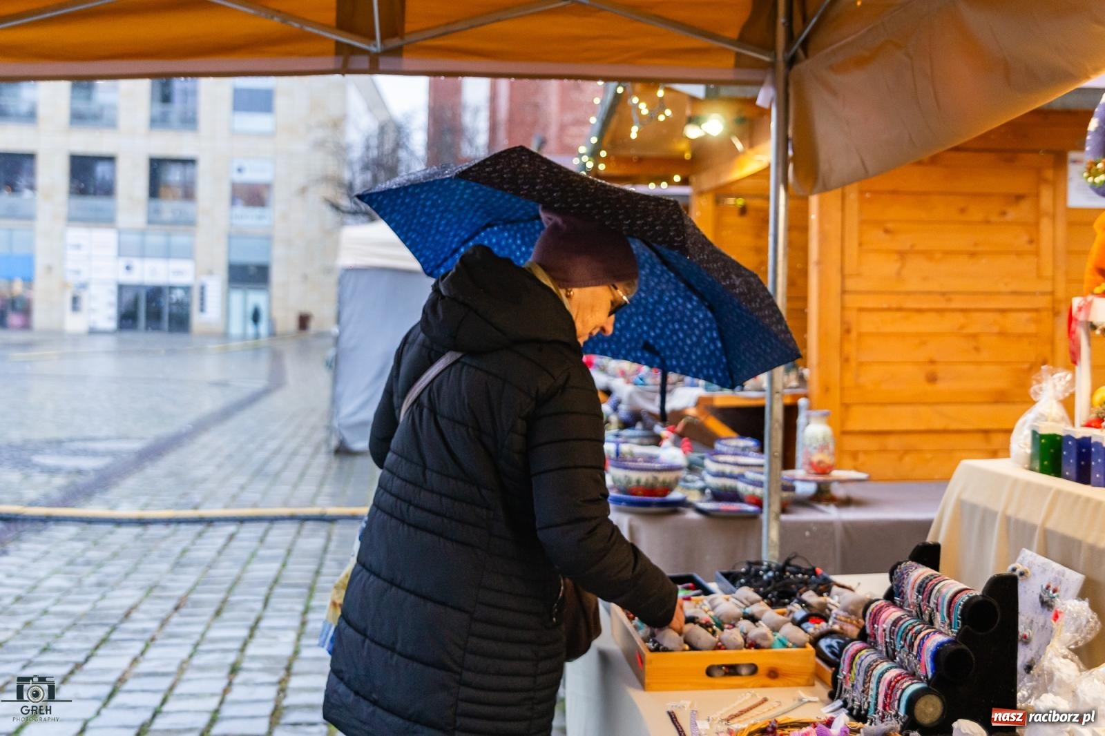 Zdjęcie w galerii na portalu naszraciborz.pl: Magia świąt na rynku w Raciborzu. Ruszył jarmark bożonarodzeniowy [FOTO i WIDEO] wiadomości z regionu
