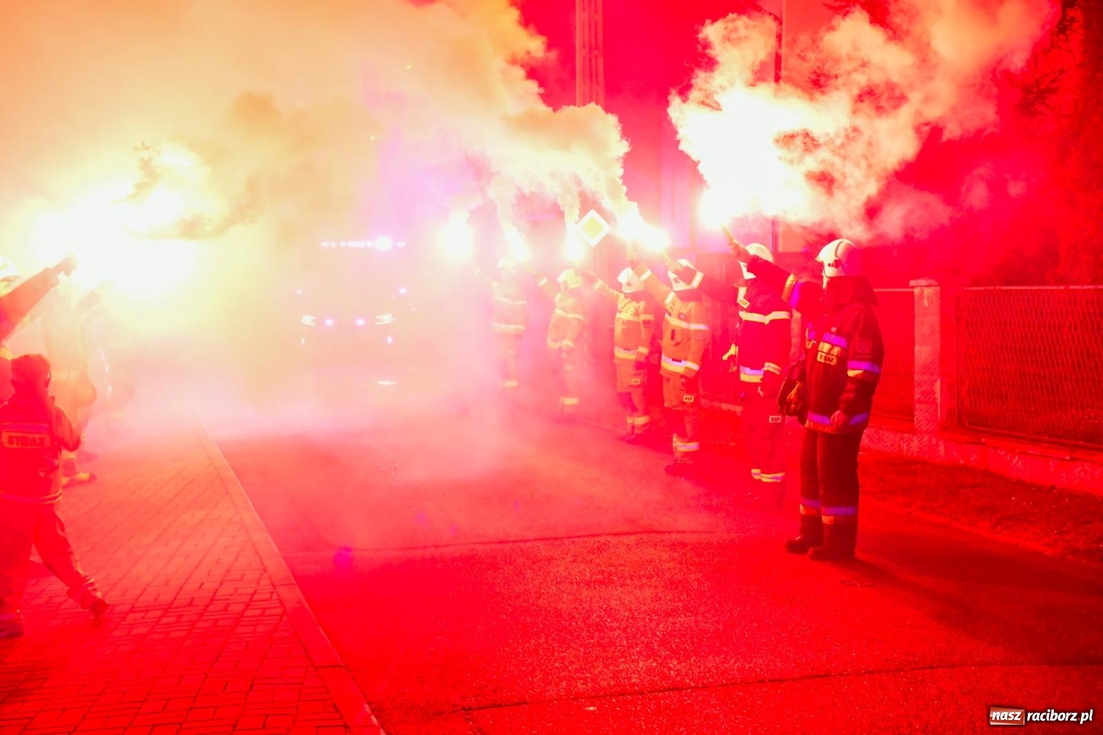 Zdjęcie w galerii na portalu naszraciborz.pl: Na świętego Mikołaja ochotnicy z Markowic dostali wóz strażacki [FOTO i WIDEO] wiadomości z regionu