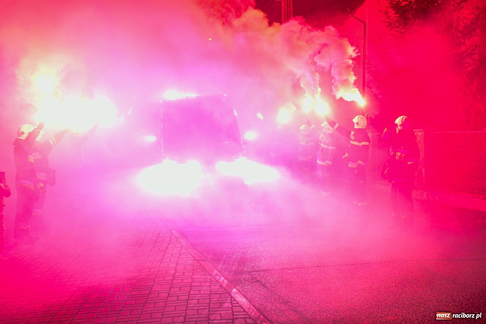 Zdjęcie w galerii na portalu naszraciborz.pl: Na świętego Mikołaja ochotnicy z Markowic dostali wóz strażacki [FOTO i WIDEO] wiadomości z regionu