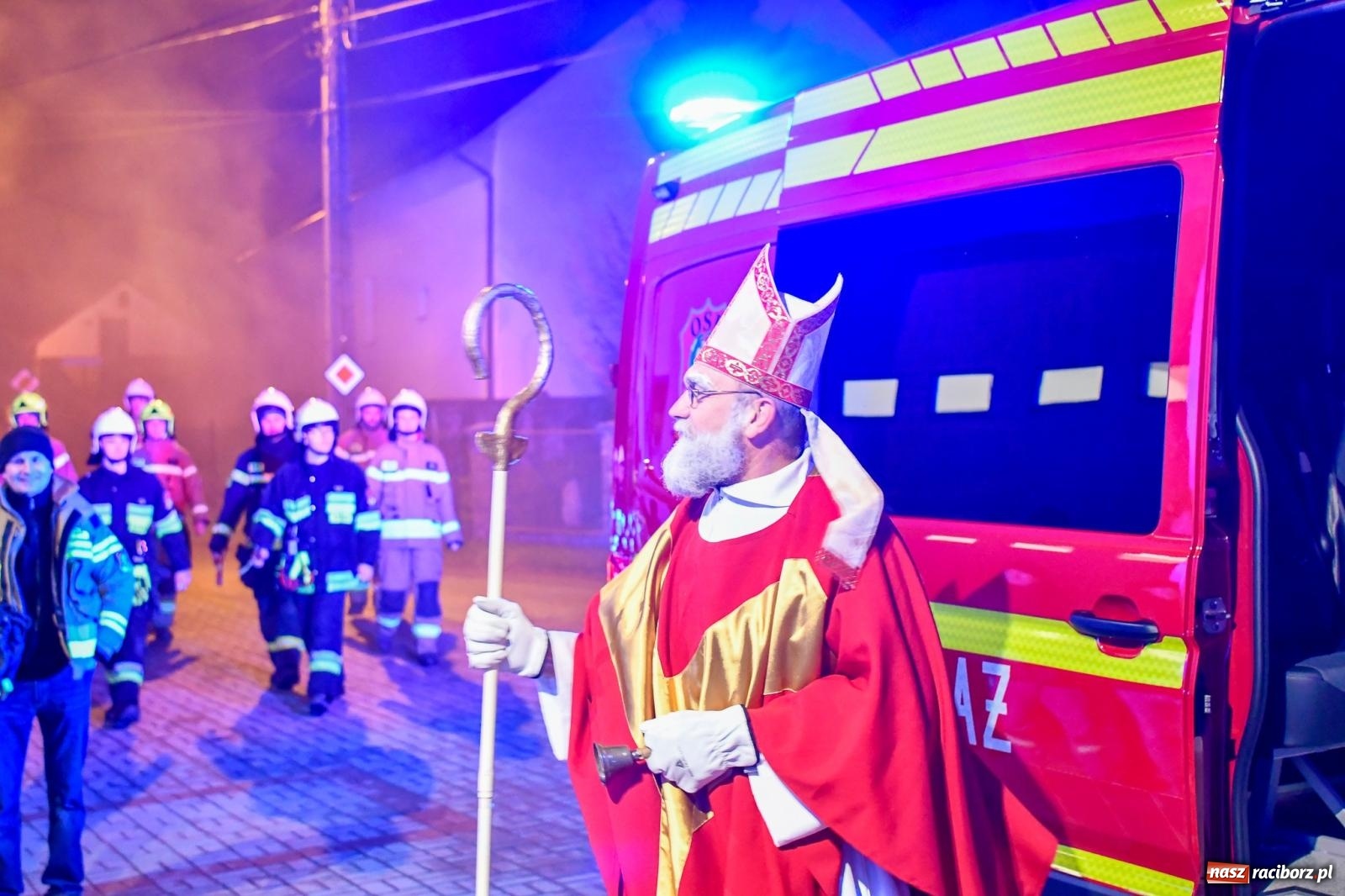 Zdjęcie w galerii na portalu naszraciborz.pl: Na świętego Mikołaja ochotnicy z Markowic dostali wóz strażacki [FOTO i WIDEO] wiadomości z regionu