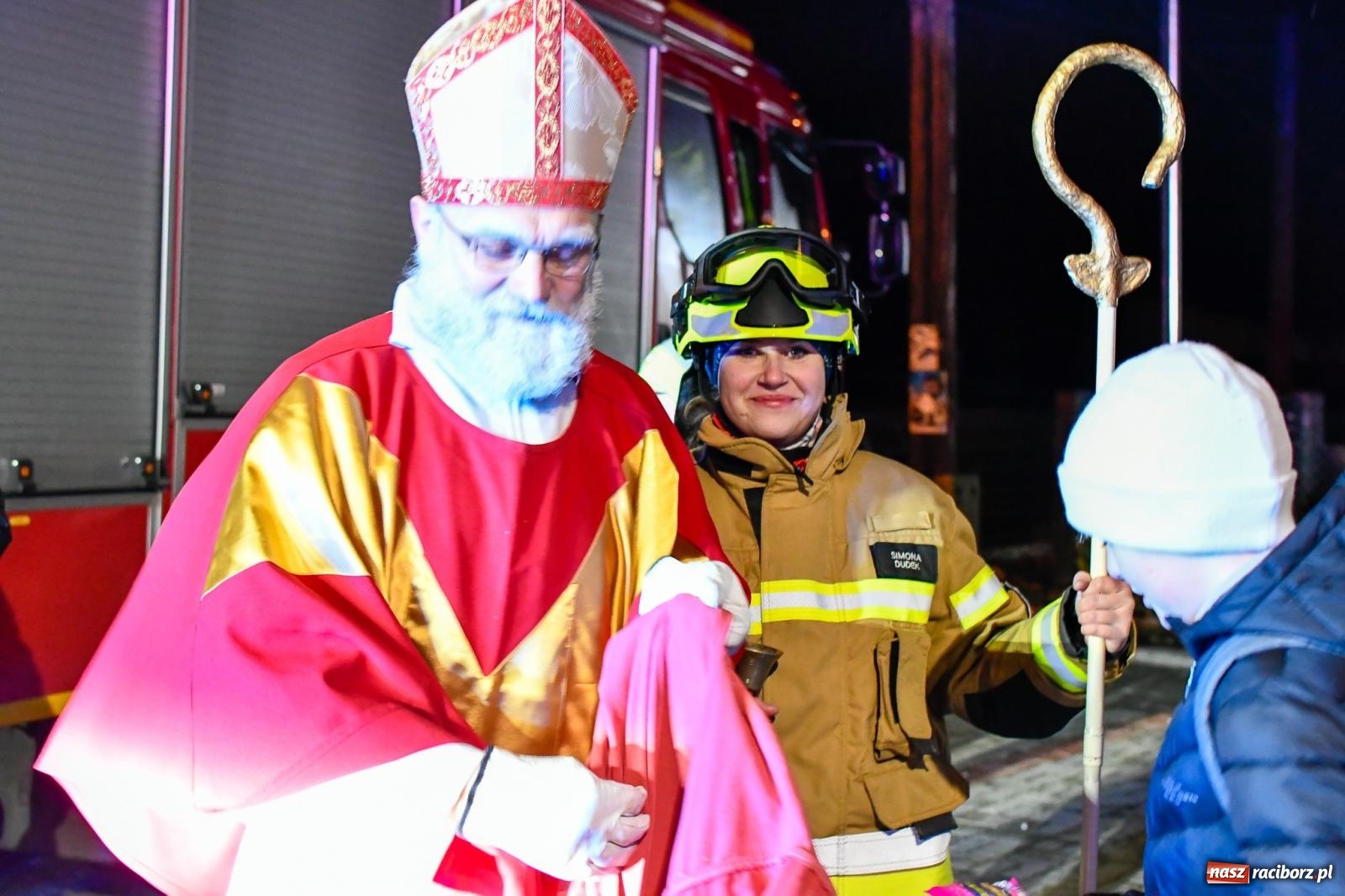 Zdjęcie w galerii na portalu naszraciborz.pl: Na świętego Mikołaja ochotnicy z Markowic dostali wóz strażacki [FOTO i WIDEO] wiadomości z regionu
