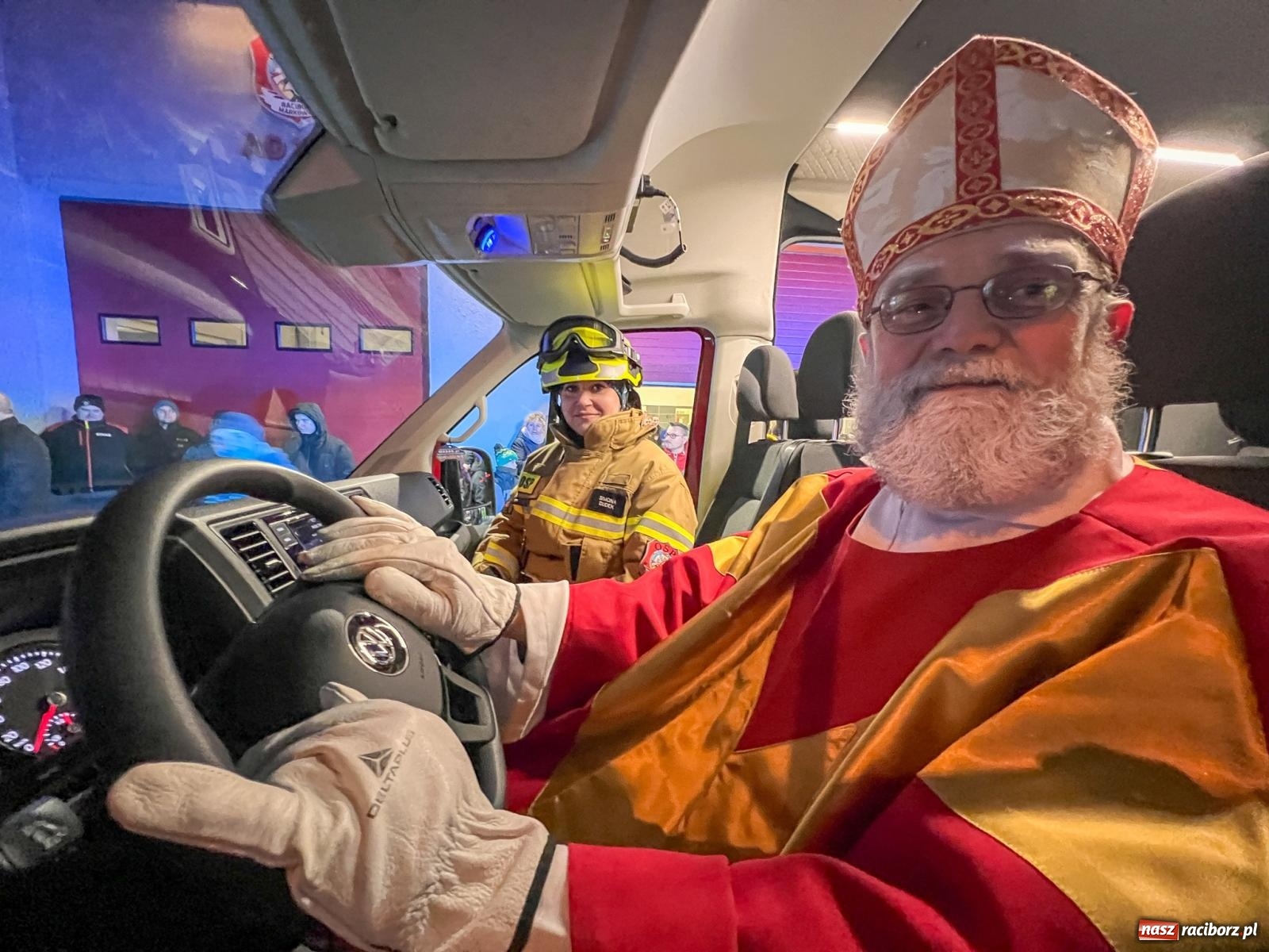 Zdjęcie w galerii na portalu naszraciborz.pl: Na świętego Mikołaja ochotnicy z Markowic dostali wóz strażacki [FOTO i WIDEO] wiadomości z regionu