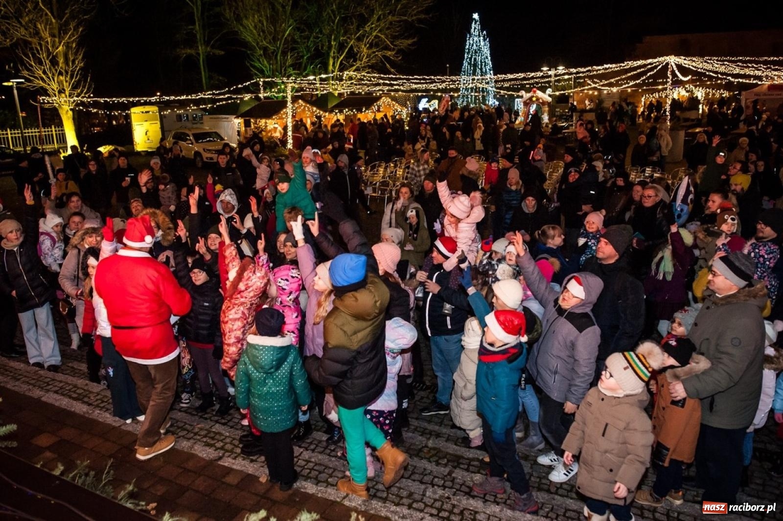 Zdjęcie w galerii na portalu naszraciborz.pl: Bajkowy zamek znów przyciągnął tłumy. Na dziedziniec wjechał św. Mikołaj w saniach [FOTO, WIDEO, PROGRAM NA WEEKEND] wiadomości z regionu