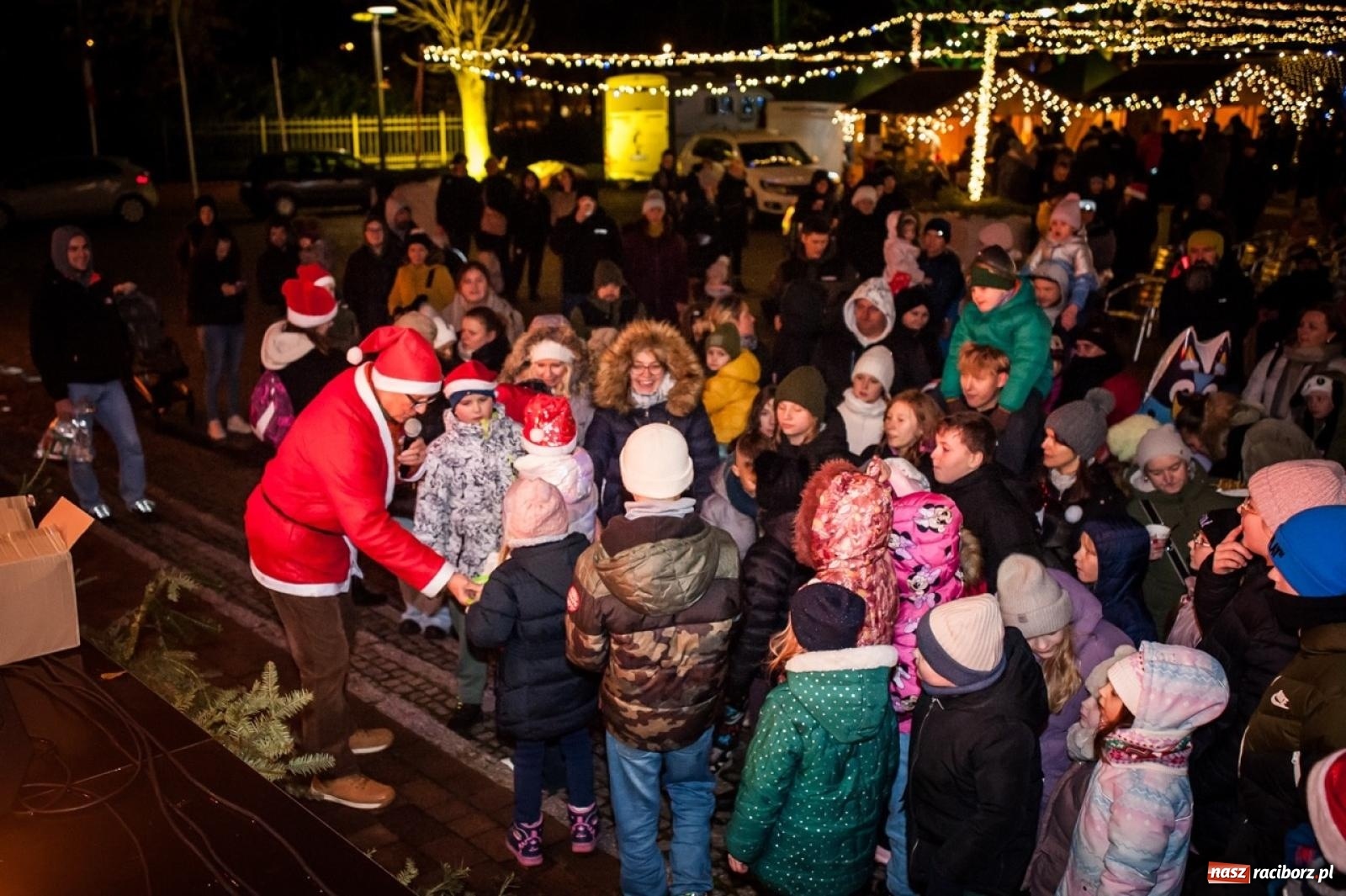 Zdjęcie w galerii na portalu naszraciborz.pl: Bajkowy zamek znów przyciągnął tłumy. Na dziedziniec wjechał św. Mikołaj w saniach [FOTO, WIDEO, PROGRAM NA WEEKEND] wiadomości z regionu
