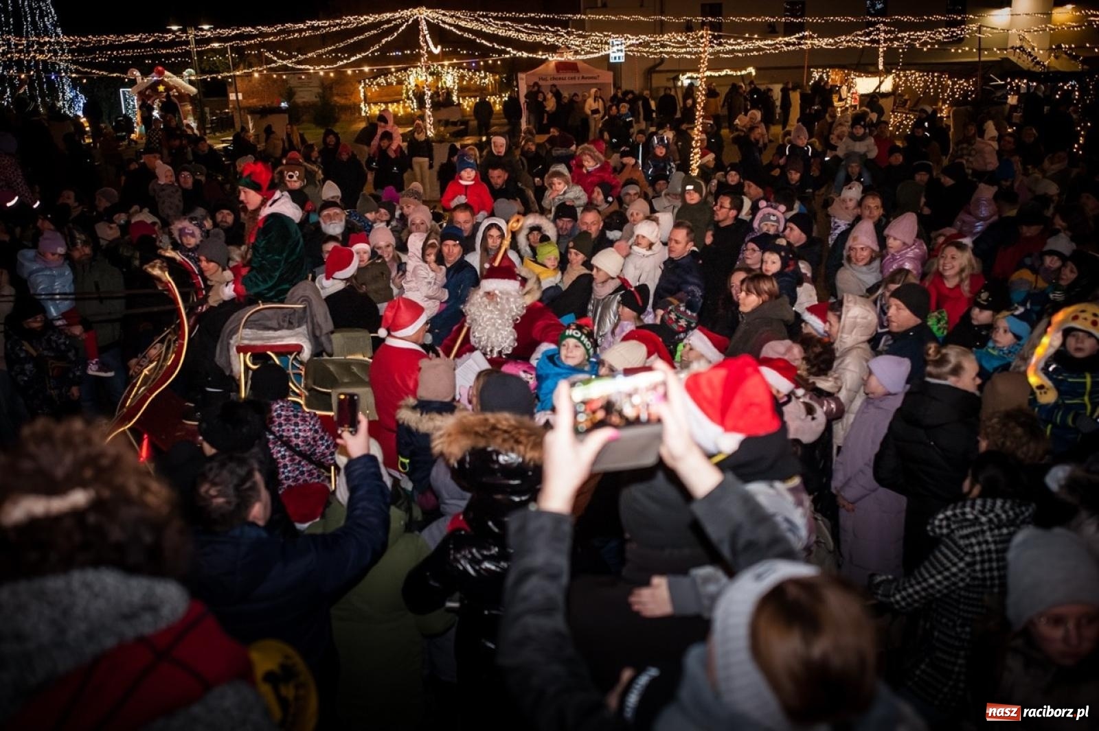 Zdjęcie w galerii na portalu naszraciborz.pl: Bajkowy zamek znów przyciągnął tłumy. Na dziedziniec wjechał św. Mikołaj w saniach [FOTO, WIDEO, PROGRAM NA WEEKEND] wiadomości z regionu
