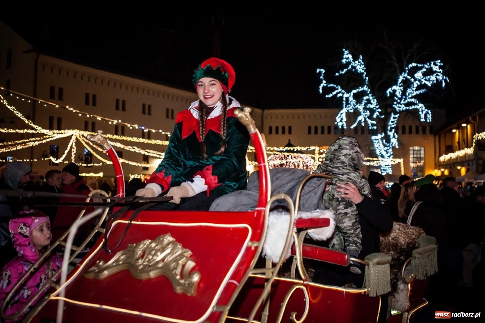 Zdjęcie w galerii na portalu naszraciborz.pl: Bajkowy zamek znów przyciągnął tłumy. Na dziedziniec wjechał św. Mikołaj w saniach [FOTO, WIDEO, PROGRAM NA WEEKEND] wiadomości z regionu