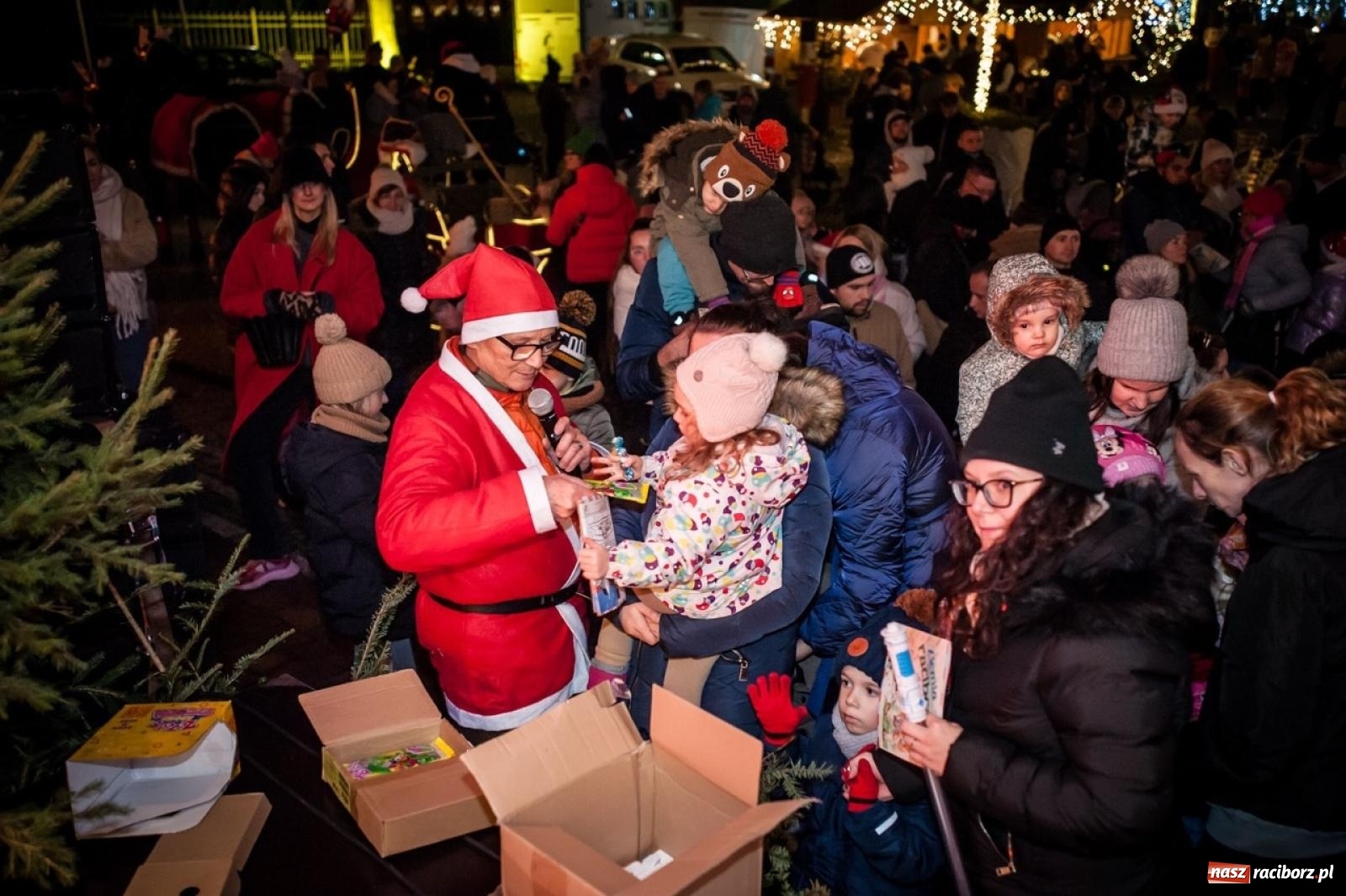 Zdjęcie w galerii na portalu naszraciborz.pl: Bajkowy zamek znów przyciągnął tłumy. Na dziedziniec wjechał św. Mikołaj w saniach [FOTO, WIDEO, PROGRAM NA WEEKEND] wiadomości z regionu