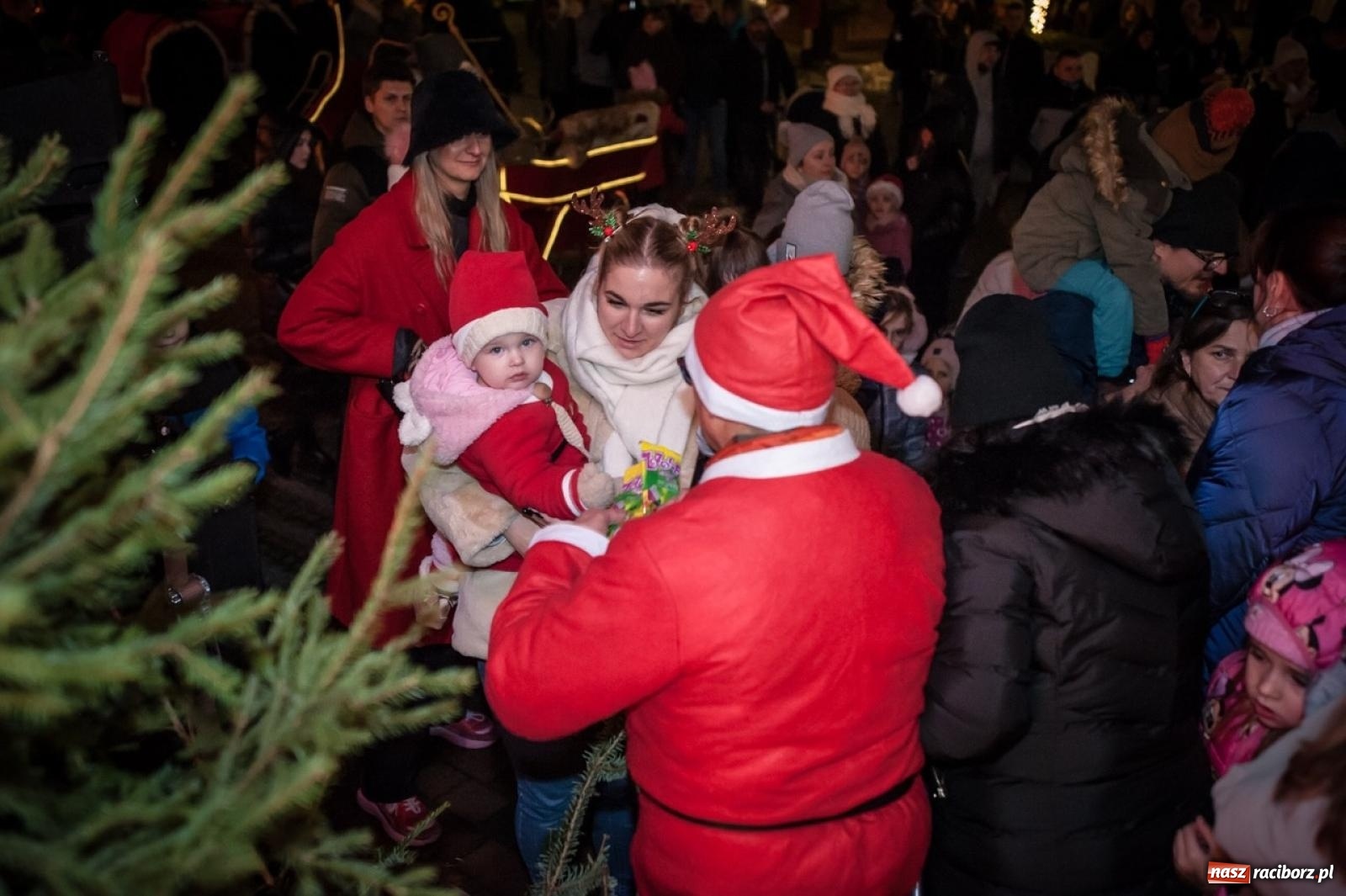 Zdjęcie w galerii na portalu naszraciborz.pl: Bajkowy zamek znów przyciągnął tłumy. Na dziedziniec wjechał św. Mikołaj w saniach [FOTO, WIDEO, PROGRAM NA WEEKEND] wiadomości z regionu