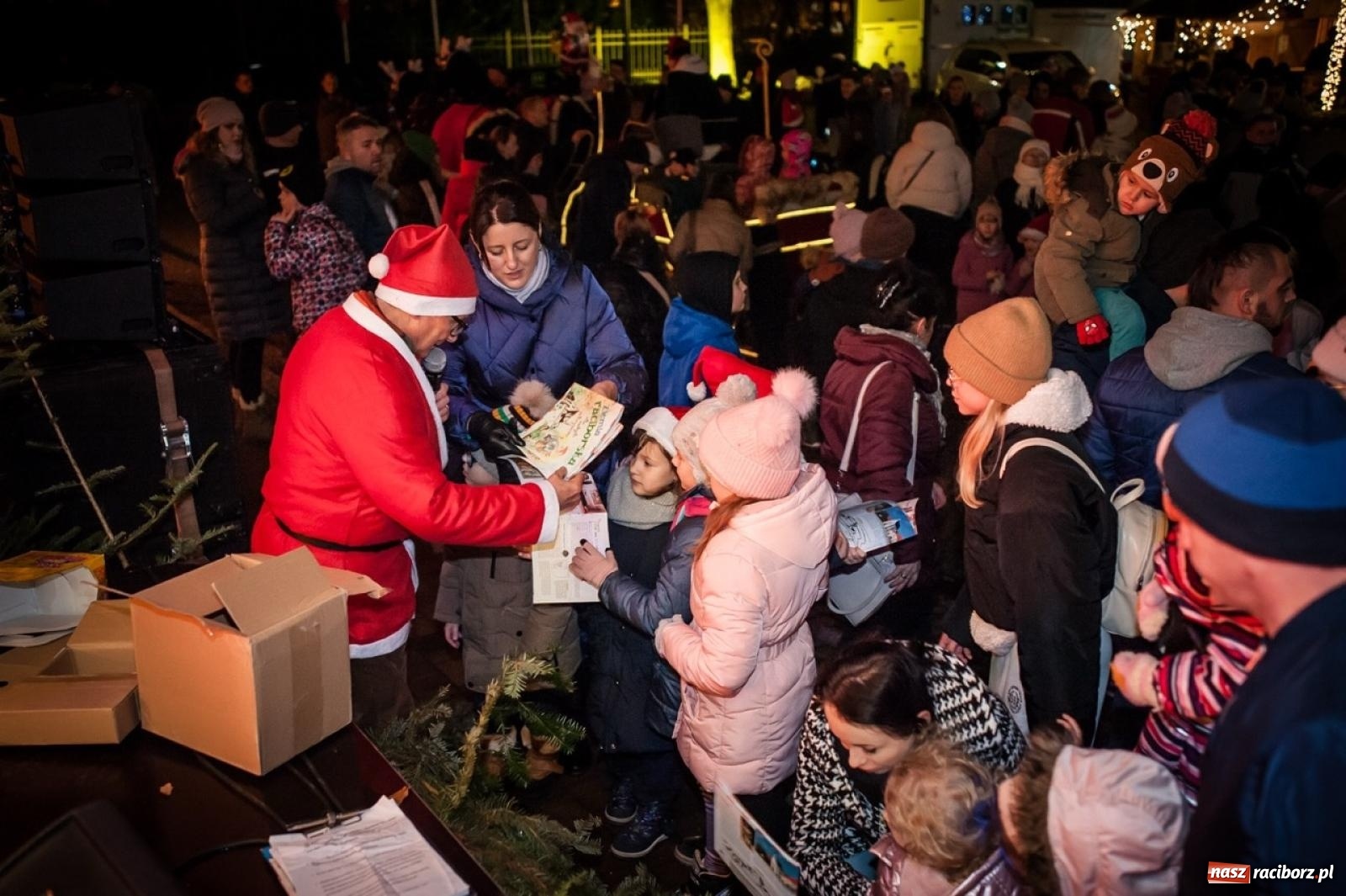 Zdjęcie w galerii na portalu naszraciborz.pl: Bajkowy zamek znów przyciągnął tłumy. Na dziedziniec wjechał św. Mikołaj w saniach [FOTO, WIDEO, PROGRAM NA WEEKEND] wiadomości z regionu