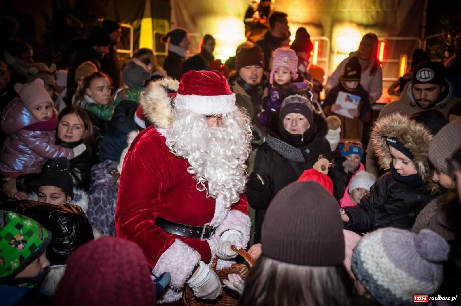 Zdjęcie w galerii na portalu naszraciborz.pl: Bajkowy zamek znów przyciągnął tłumy. Na dziedziniec wjechał św. Mikołaj w saniach [FOTO, WIDEO, PROGRAM NA WEEKEND] wiadomości z regionu
