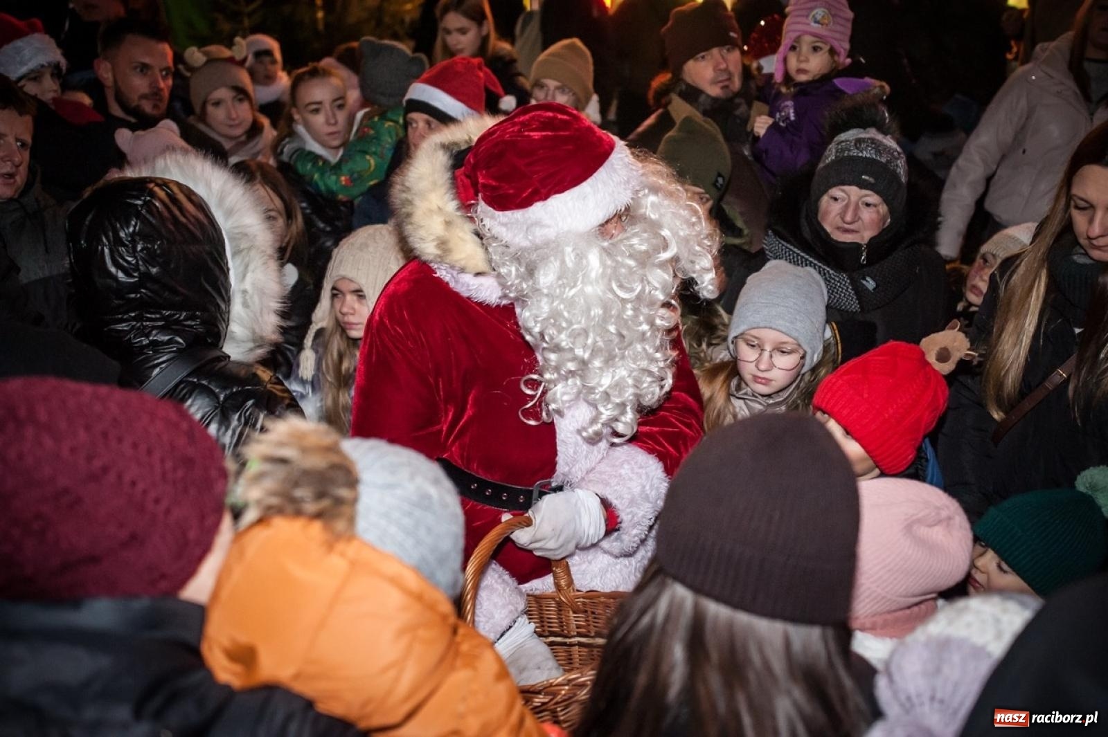 Zdjęcie w galerii na portalu naszraciborz.pl: Bajkowy zamek znów przyciągnął tłumy. Na dziedziniec wjechał św. Mikołaj w saniach [FOTO, WIDEO, PROGRAM NA WEEKEND] wiadomości z regionu
