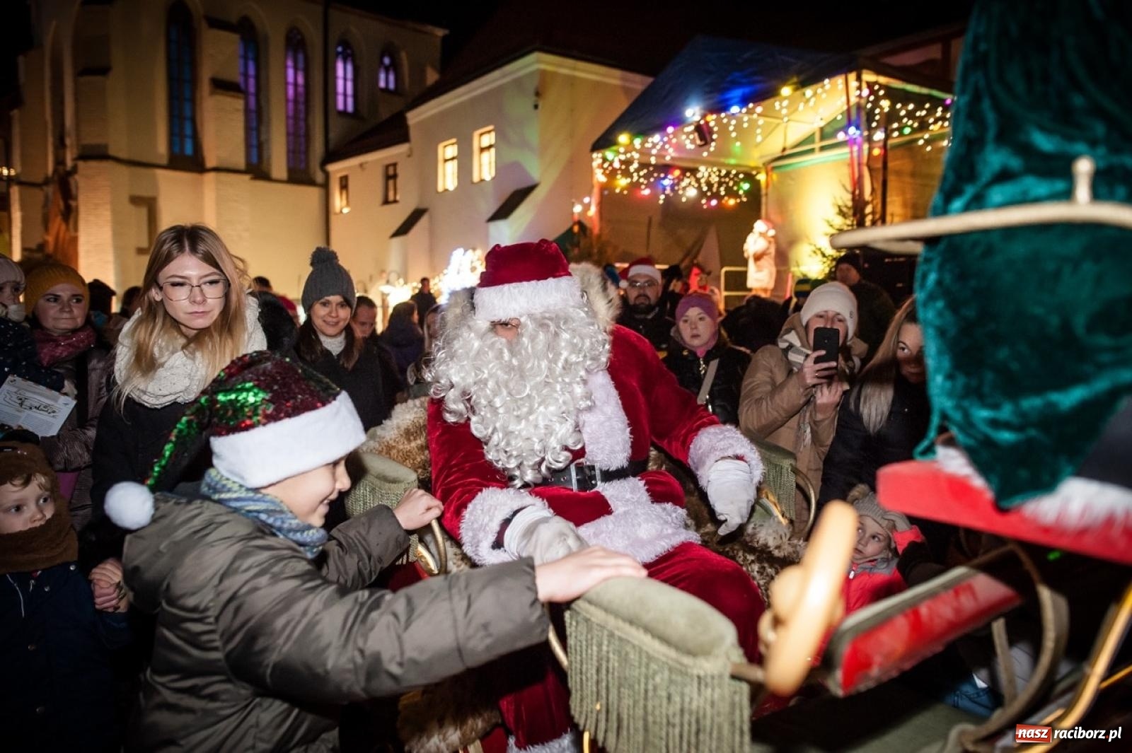 Zdjęcie w galerii na portalu naszraciborz.pl: Bajkowy zamek znów przyciągnął tłumy. Na dziedziniec wjechał św. Mikołaj w saniach [FOTO, WIDEO, PROGRAM NA WEEKEND] wiadomości z regionu