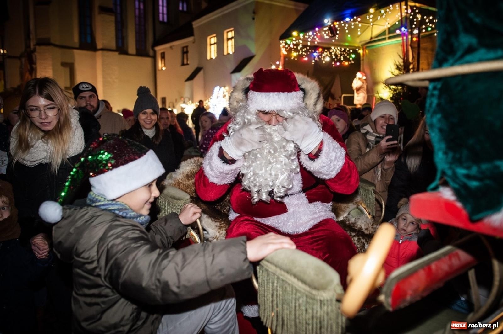 Zdjęcie w galerii na portalu naszraciborz.pl: Bajkowy zamek znów przyciągnął tłumy. Na dziedziniec wjechał św. Mikołaj w saniach [FOTO, WIDEO, PROGRAM NA WEEKEND] wiadomości z regionu