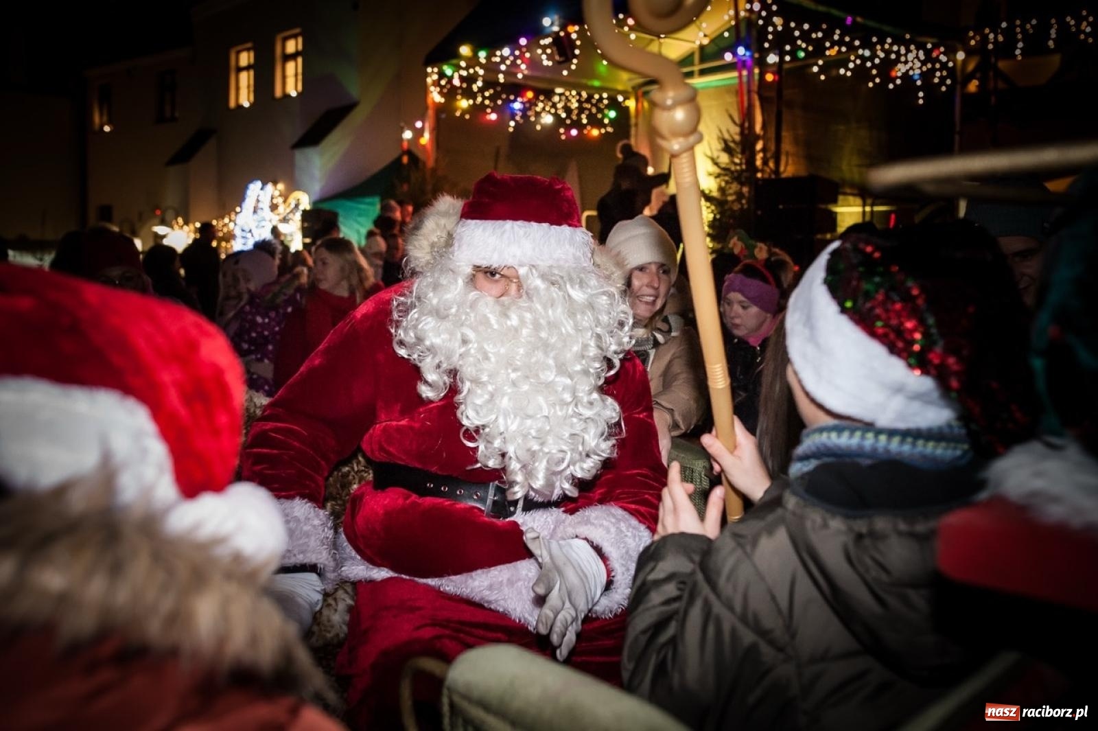Zdjęcie w galerii na portalu naszraciborz.pl: Bajkowy zamek znów przyciągnął tłumy. Na dziedziniec wjechał św. Mikołaj w saniach [FOTO, WIDEO, PROGRAM NA WEEKEND] wiadomości z regionu