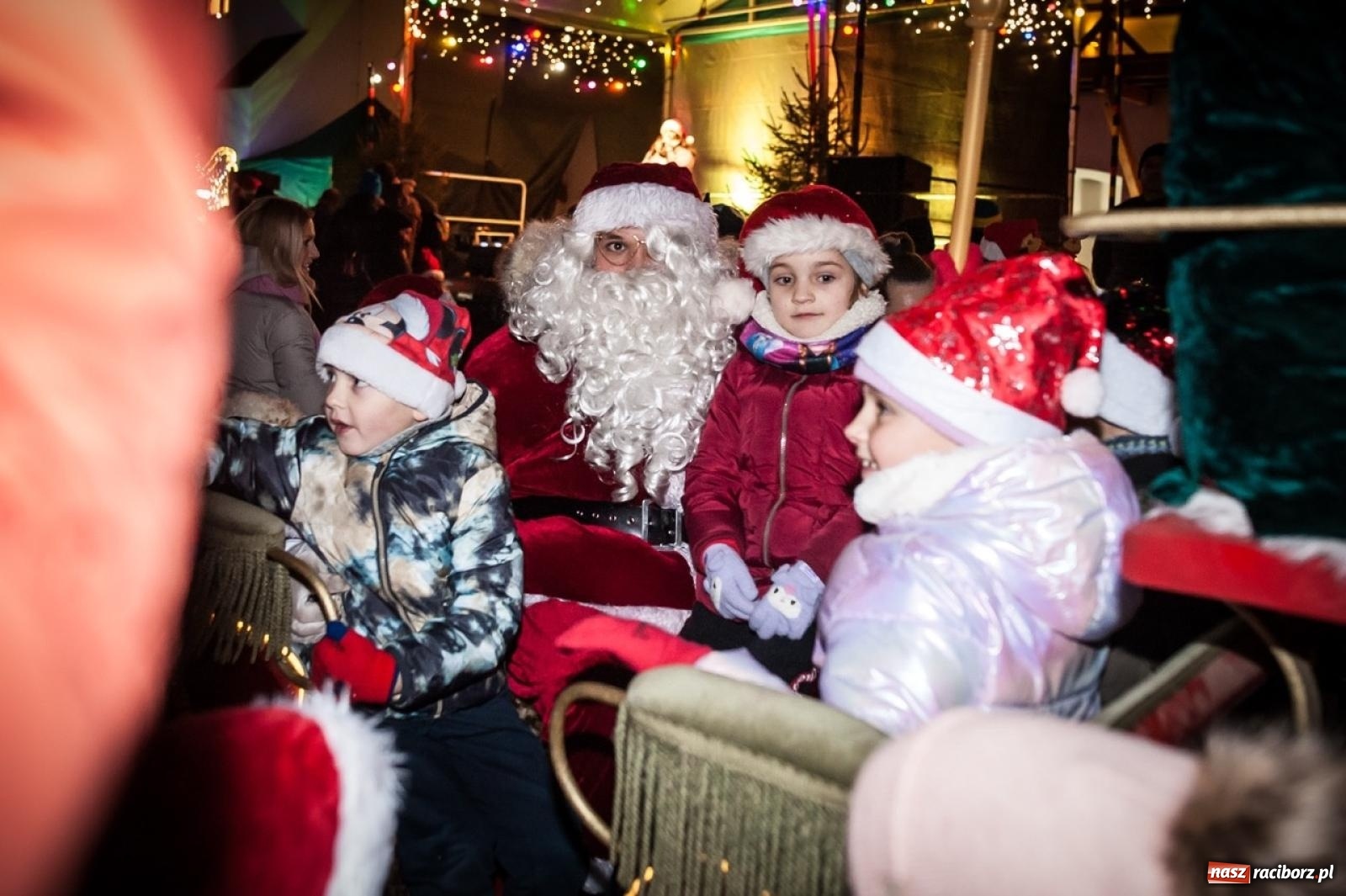 Zdjęcie w galerii na portalu naszraciborz.pl: Bajkowy zamek znów przyciągnął tłumy. Na dziedziniec wjechał św. Mikołaj w saniach [FOTO, WIDEO, PROGRAM NA WEEKEND] wiadomości z regionu