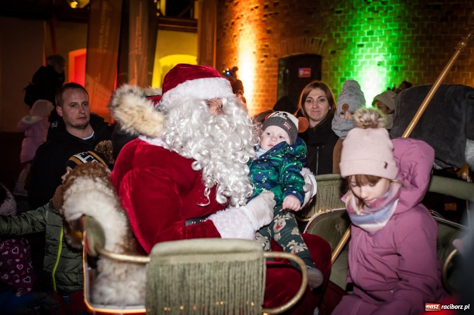 Zdjęcie w galerii na portalu naszraciborz.pl: Bajkowy zamek znów przyciągnął tłumy. Na dziedziniec wjechał św. Mikołaj w saniach [FOTO, WIDEO, PROGRAM NA WEEKEND] wiadomości z regionu