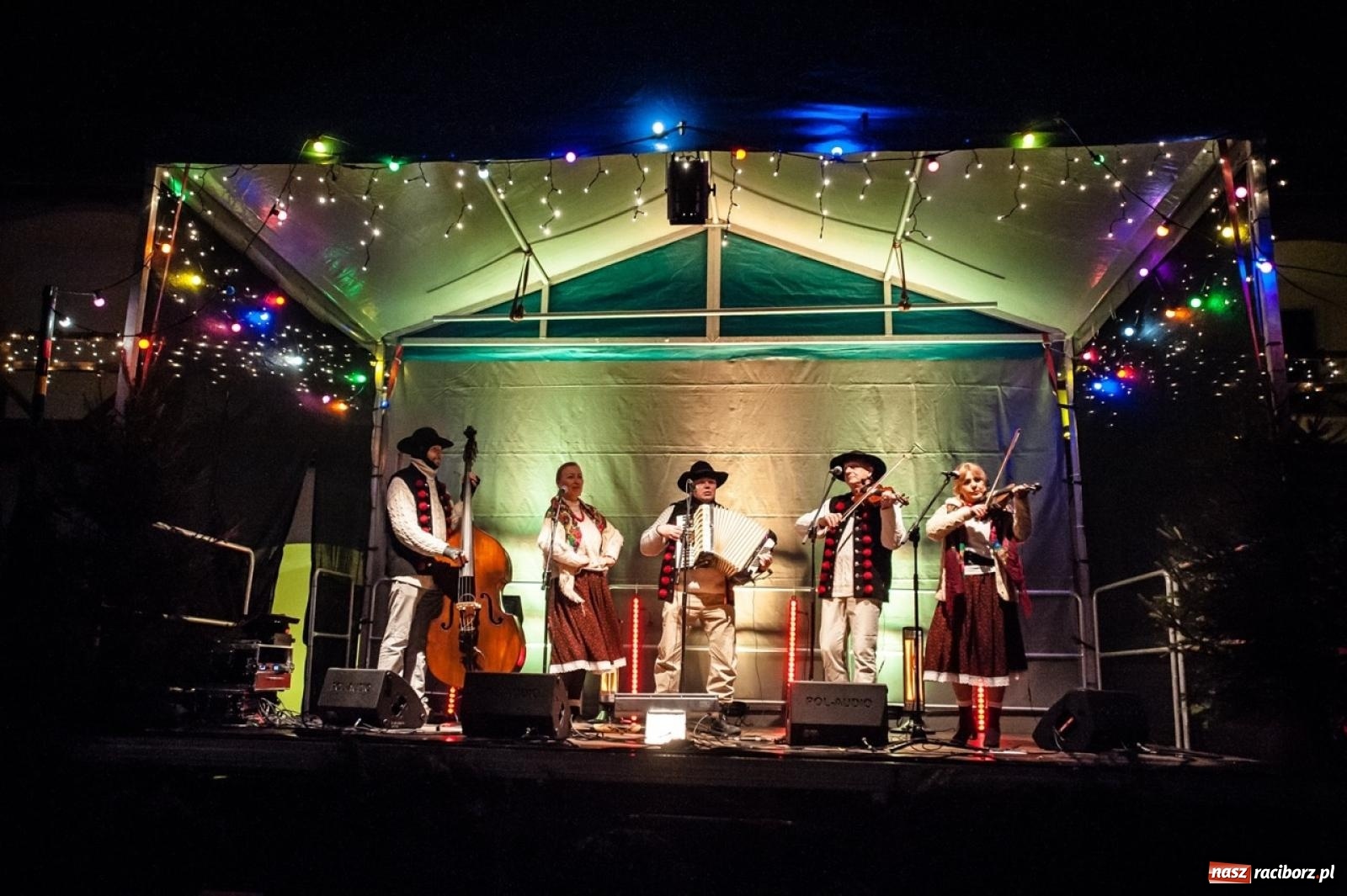 Zdjęcie w galerii na portalu naszraciborz.pl: Bajkowy zamek znów przyciągnął tłumy. Na dziedziniec wjechał św. Mikołaj w saniach [FOTO, WIDEO, PROGRAM NA WEEKEND] wiadomości z regionu