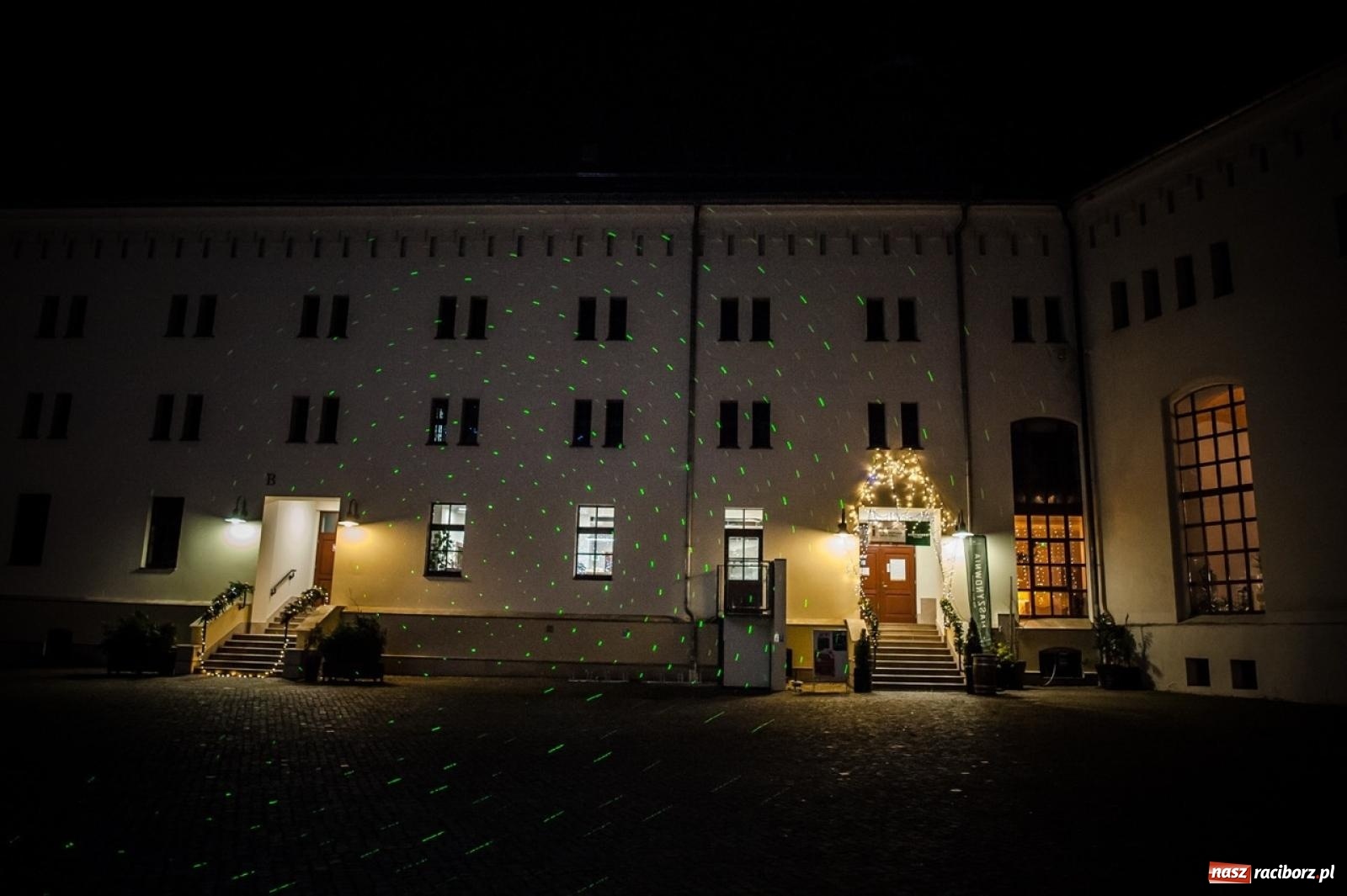 Zdjęcie w galerii na portalu naszraciborz.pl: Bajkowy zamek znów przyciągnął tłumy. Na dziedziniec wjechał św. Mikołaj w saniach [FOTO, WIDEO, PROGRAM NA WEEKEND] wiadomości z regionu