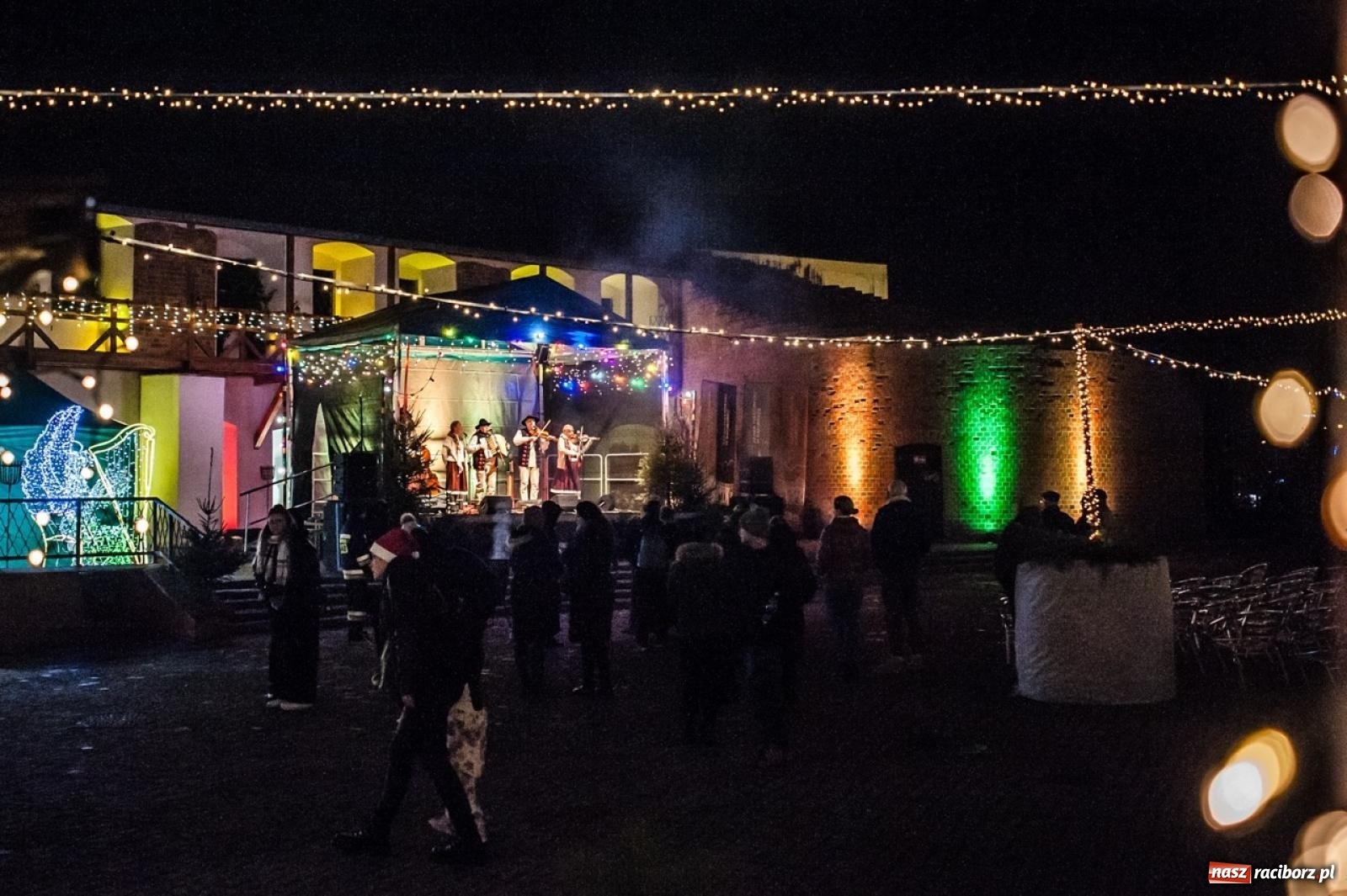 Zdjęcie w galerii na portalu naszraciborz.pl: Bajkowy zamek znów przyciągnął tłumy. Na dziedziniec wjechał św. Mikołaj w saniach [FOTO, WIDEO, PROGRAM NA WEEKEND] wiadomości z regionu