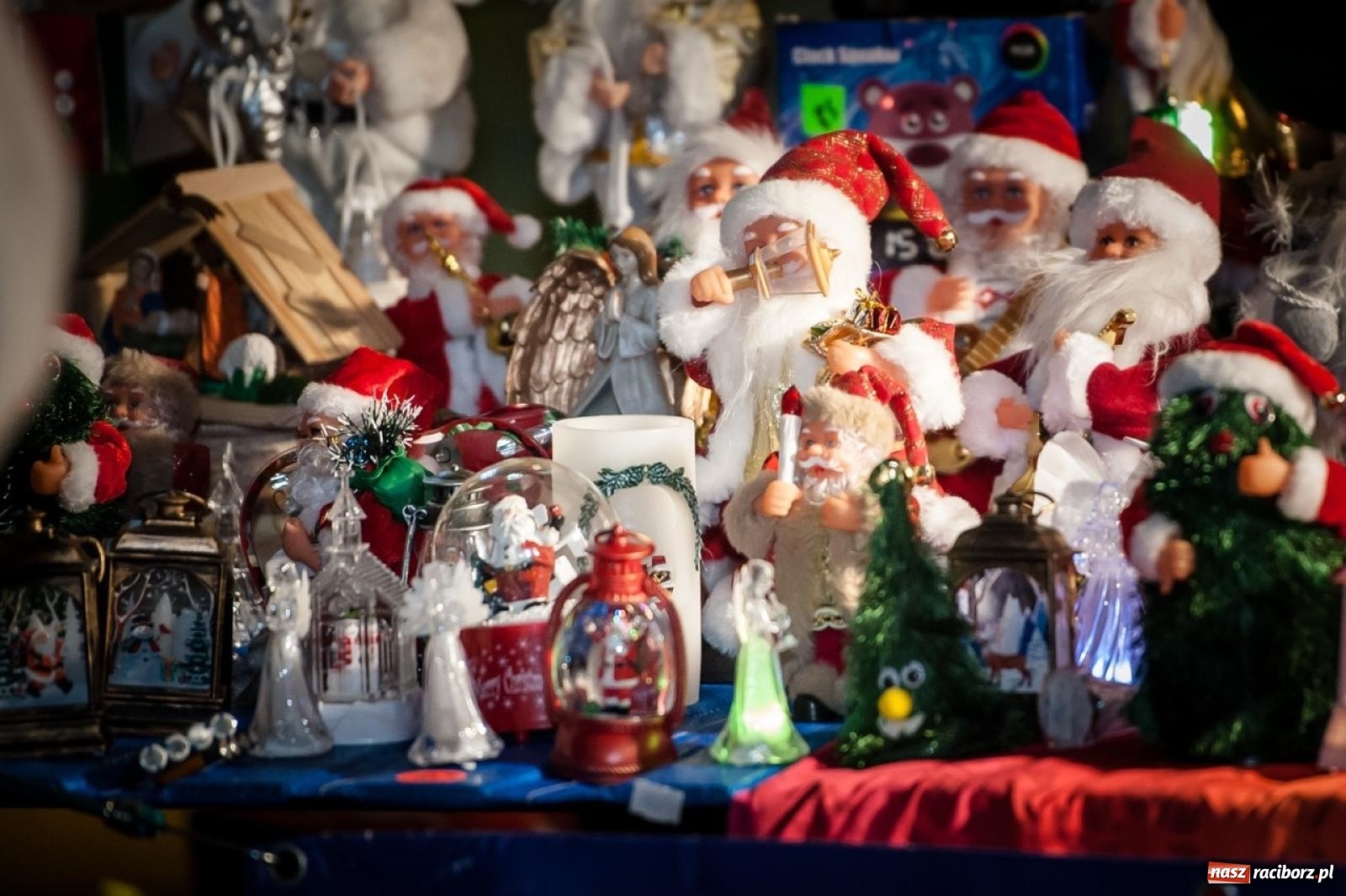 Zdjęcie w galerii na portalu naszraciborz.pl: Bajkowy zamek znów przyciągnął tłumy. Na dziedziniec wjechał św. Mikołaj w saniach [FOTO, WIDEO, PROGRAM NA WEEKEND] wiadomości z regionu