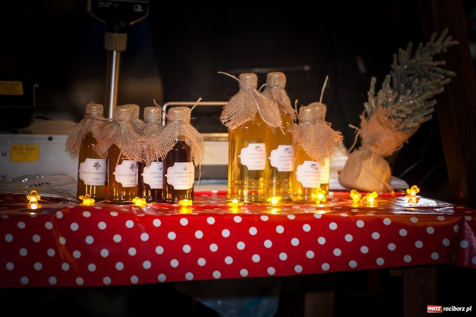 Zdjęcie w galerii na portalu naszraciborz.pl: Bajkowy zamek znów przyciągnął tłumy. Na dziedziniec wjechał św. Mikołaj w saniach [FOTO, WIDEO, PROGRAM NA WEEKEND] wiadomości z regionu