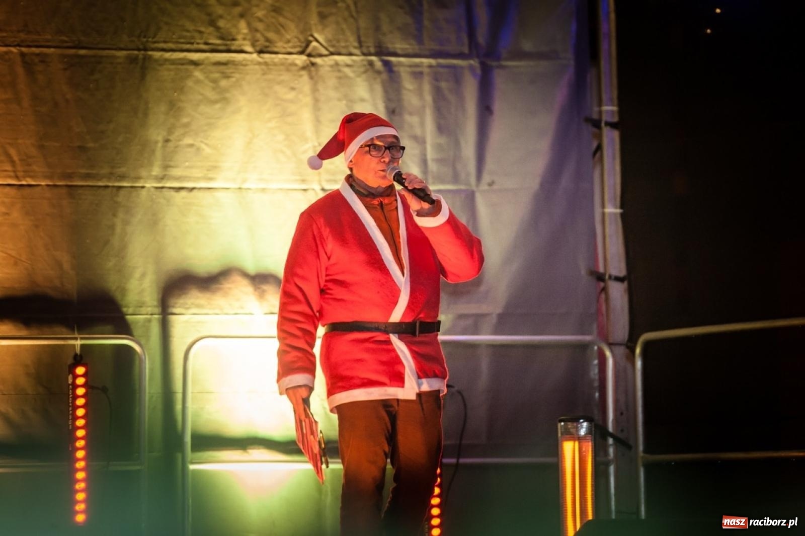 Zdjęcie w galerii na portalu naszraciborz.pl: Bajkowy zamek znów przyciągnął tłumy. Na dziedziniec wjechał św. Mikołaj w saniach [FOTO, WIDEO, PROGRAM NA WEEKEND] wiadomości z regionu