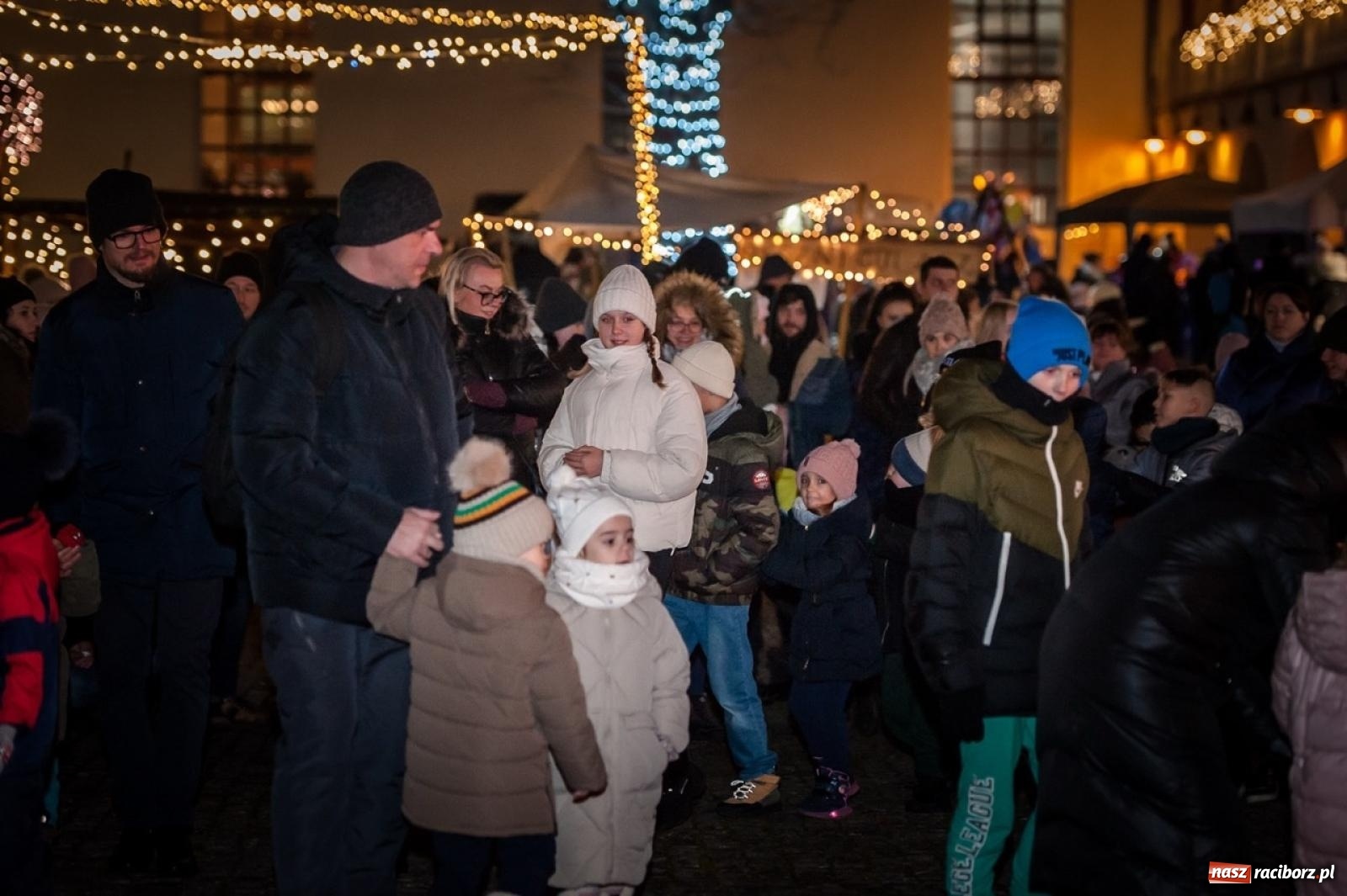 Zdjęcie w galerii na portalu naszraciborz.pl: Bajkowy zamek znów przyciągnął tłumy. Na dziedziniec wjechał św. Mikołaj w saniach [FOTO, WIDEO, PROGRAM NA WEEKEND] wiadomości z regionu