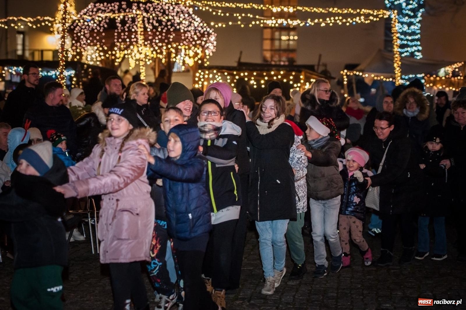 Zdjęcie w galerii na portalu naszraciborz.pl: Bajkowy zamek znów przyciągnął tłumy. Na dziedziniec wjechał św. Mikołaj w saniach [FOTO, WIDEO, PROGRAM NA WEEKEND] wiadomości z regionu