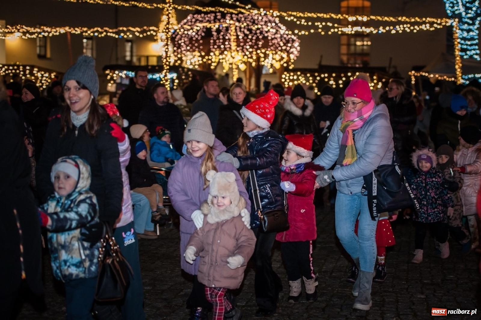 Zdjęcie w galerii na portalu naszraciborz.pl: Bajkowy zamek znów przyciągnął tłumy. Na dziedziniec wjechał św. Mikołaj w saniach [FOTO, WIDEO, PROGRAM NA WEEKEND] wiadomości z regionu