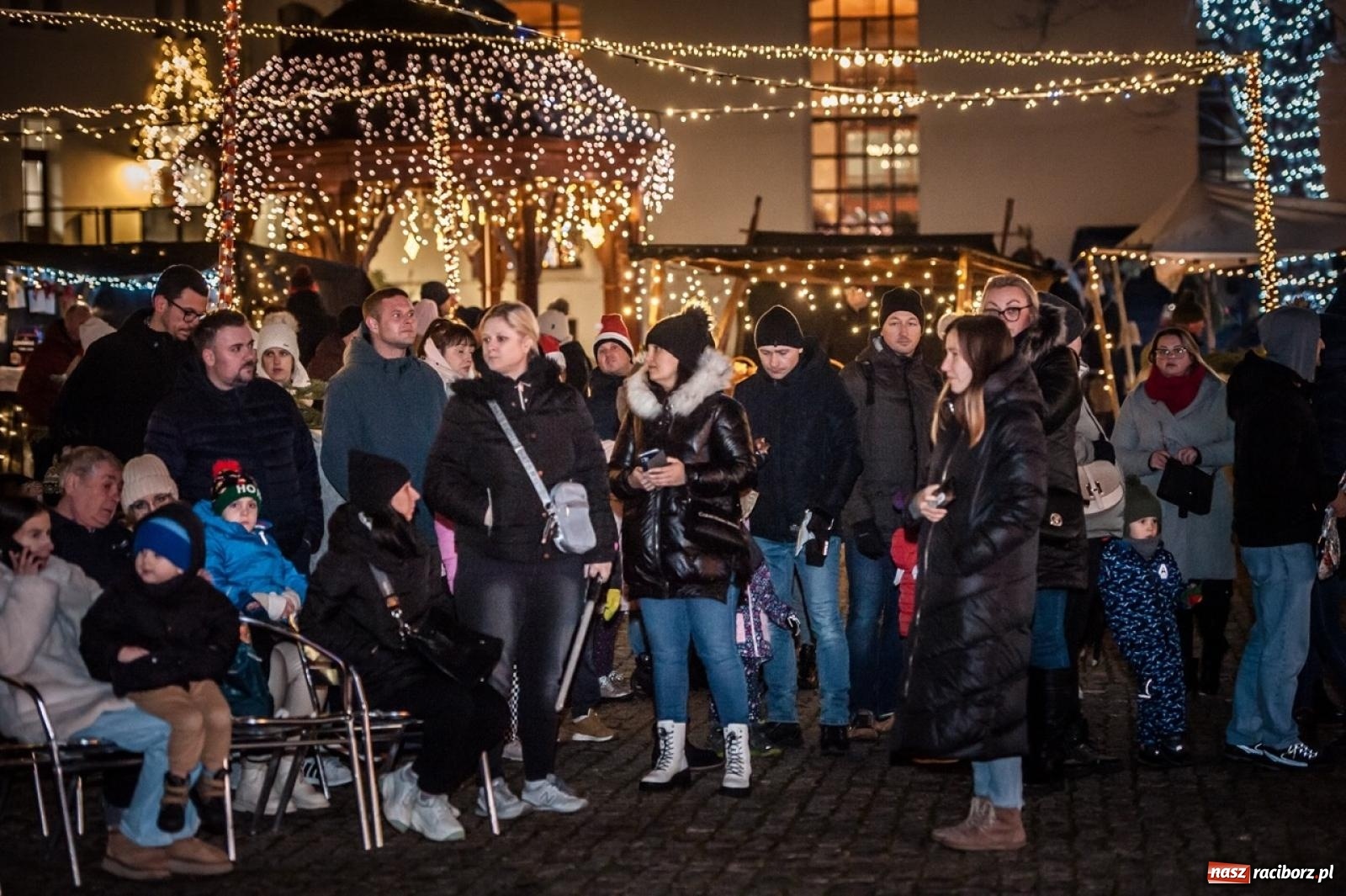 Zdjęcie w galerii na portalu naszraciborz.pl: Bajkowy zamek znów przyciągnął tłumy. Na dziedziniec wjechał św. Mikołaj w saniach [FOTO, WIDEO, PROGRAM NA WEEKEND] wiadomości z regionu