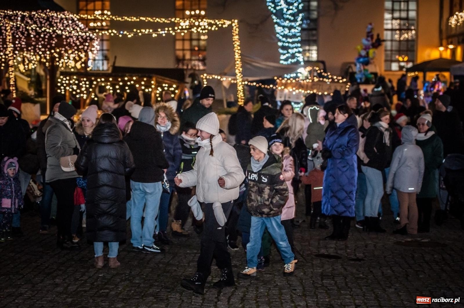 Zdjęcie w galerii na portalu naszraciborz.pl: Bajkowy zamek znów przyciągnął tłumy. Na dziedziniec wjechał św. Mikołaj w saniach [FOTO, WIDEO, PROGRAM NA WEEKEND] wiadomości z regionu