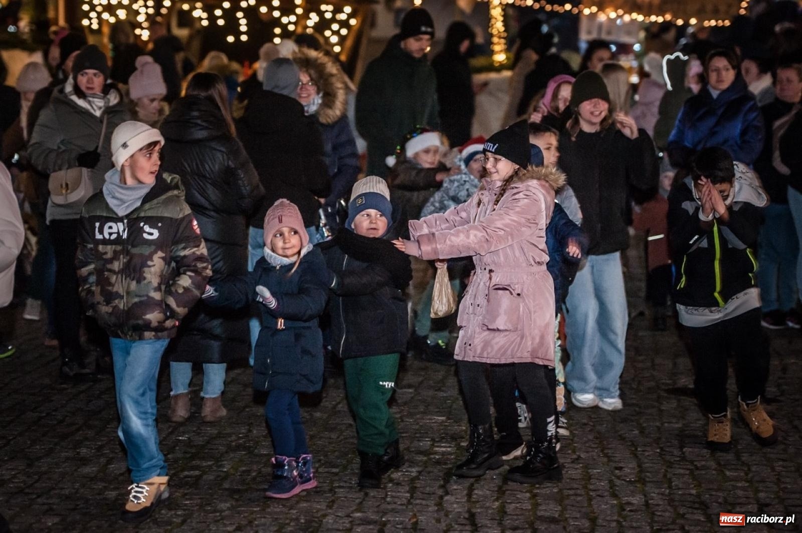 Zdjęcie w galerii na portalu naszraciborz.pl: Bajkowy zamek znów przyciągnął tłumy. Na dziedziniec wjechał św. Mikołaj w saniach [FOTO, WIDEO, PROGRAM NA WEEKEND] wiadomości z regionu