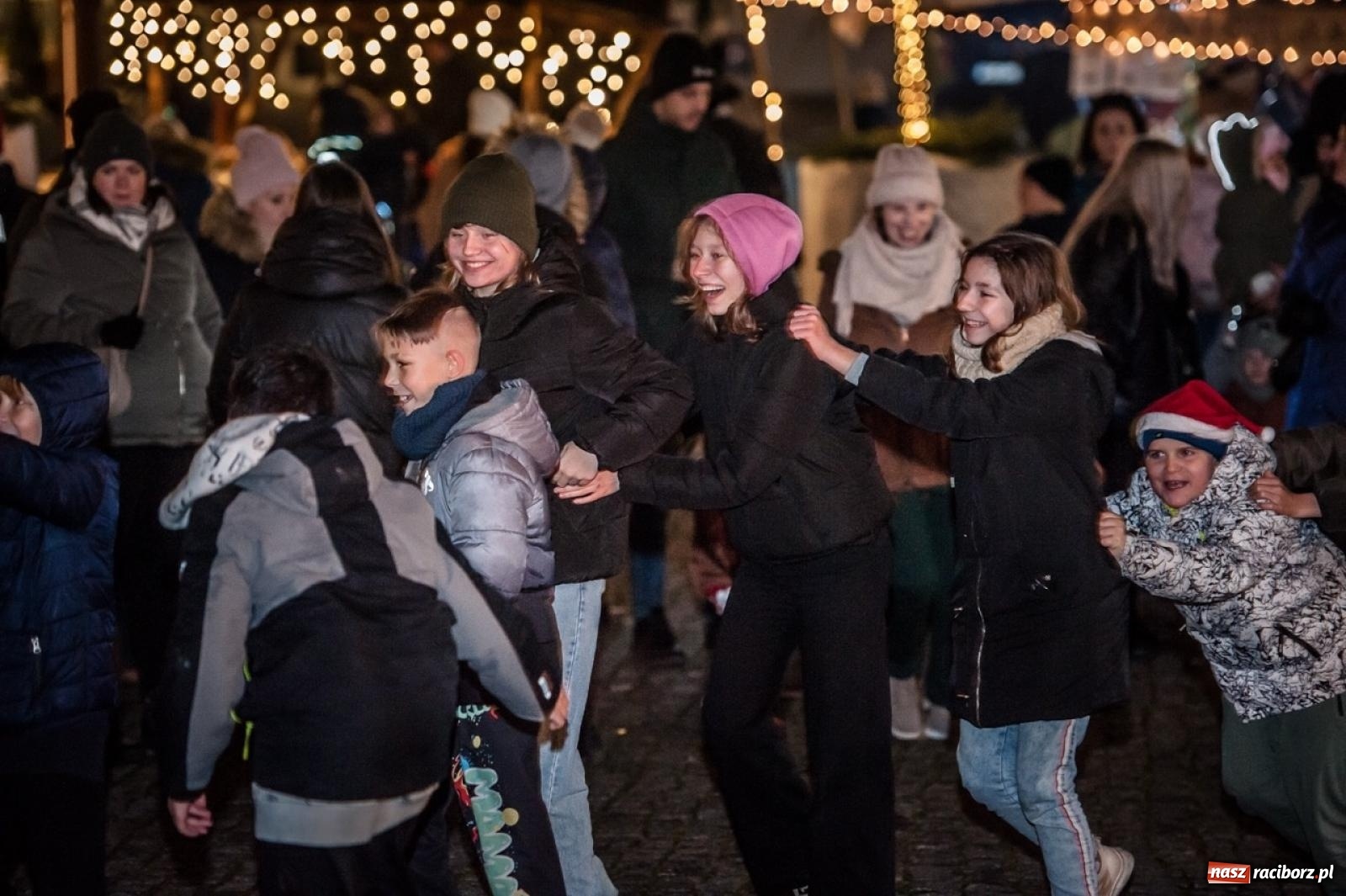 Zdjęcie w galerii na portalu naszraciborz.pl: Bajkowy zamek znów przyciągnął tłumy. Na dziedziniec wjechał św. Mikołaj w saniach [FOTO, WIDEO, PROGRAM NA WEEKEND] wiadomości z regionu