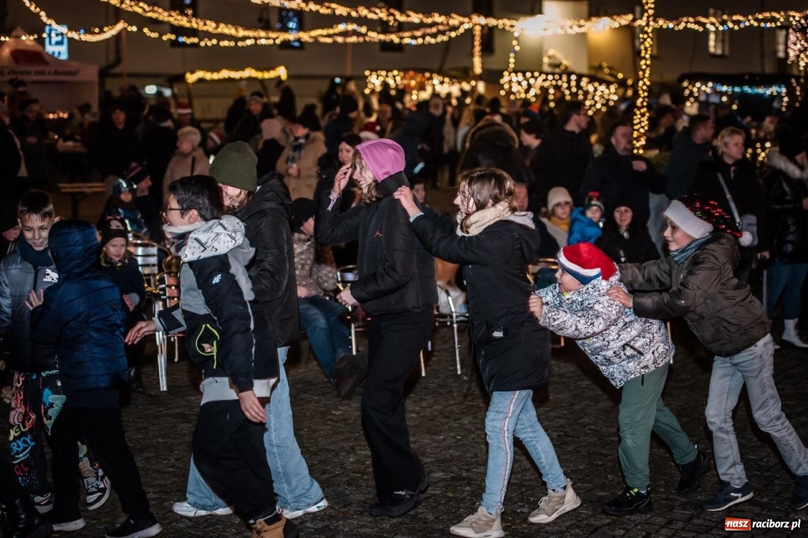 Zdjęcie w galerii na portalu naszraciborz.pl: Bajkowy zamek znów przyciągnął tłumy. Na dziedziniec wjechał św. Mikołaj w saniach [FOTO, WIDEO, PROGRAM NA WEEKEND] wiadomości z regionu