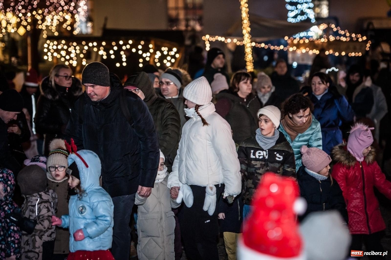 Zdjęcie w galerii na portalu naszraciborz.pl: Bajkowy zamek znów przyciągnął tłumy. Na dziedziniec wjechał św. Mikołaj w saniach [FOTO, WIDEO, PROGRAM NA WEEKEND] wiadomości z regionu