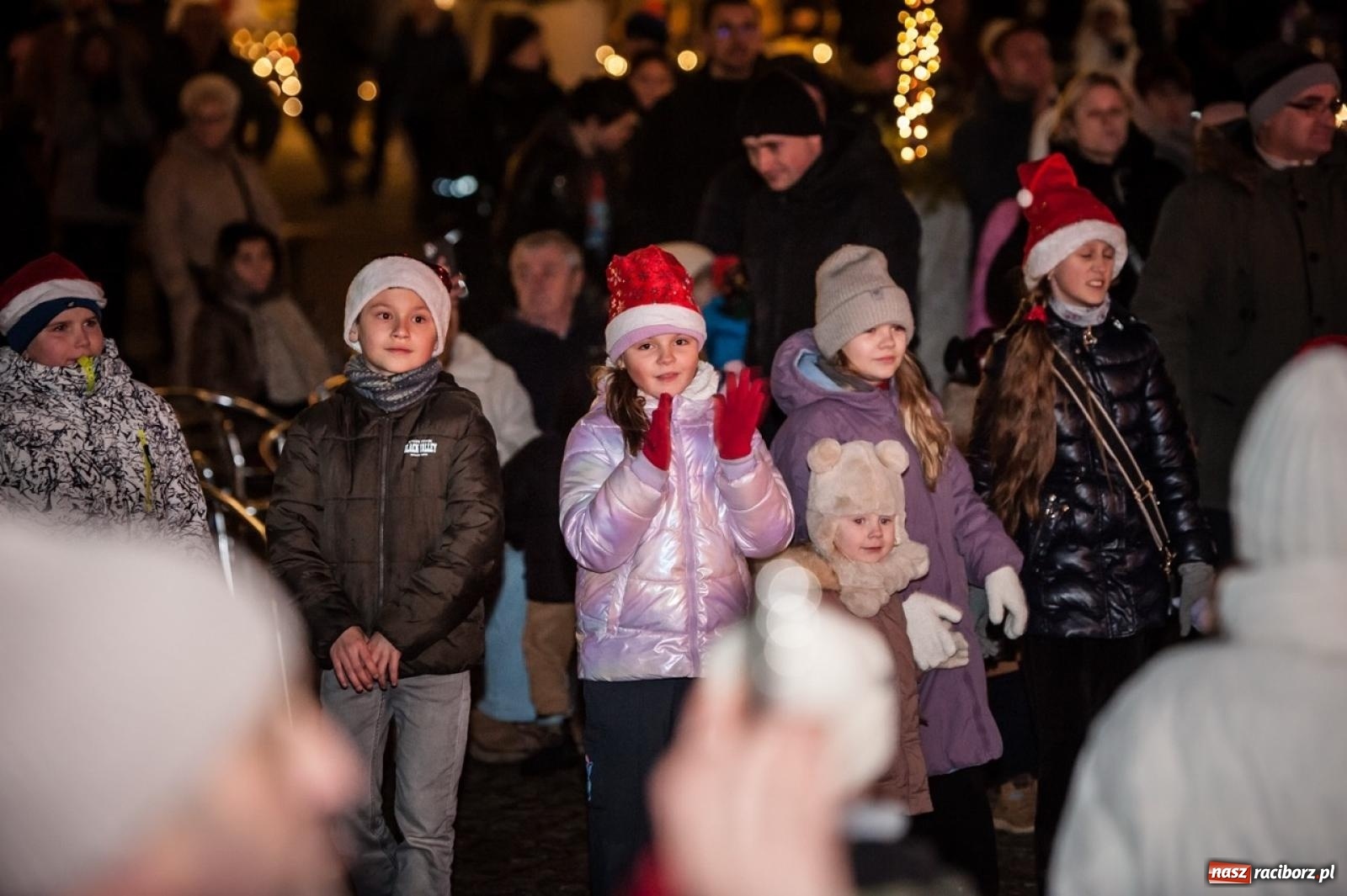 Zdjęcie w galerii na portalu naszraciborz.pl: Bajkowy zamek znów przyciągnął tłumy. Na dziedziniec wjechał św. Mikołaj w saniach [FOTO, WIDEO, PROGRAM NA WEEKEND] wiadomości z regionu
