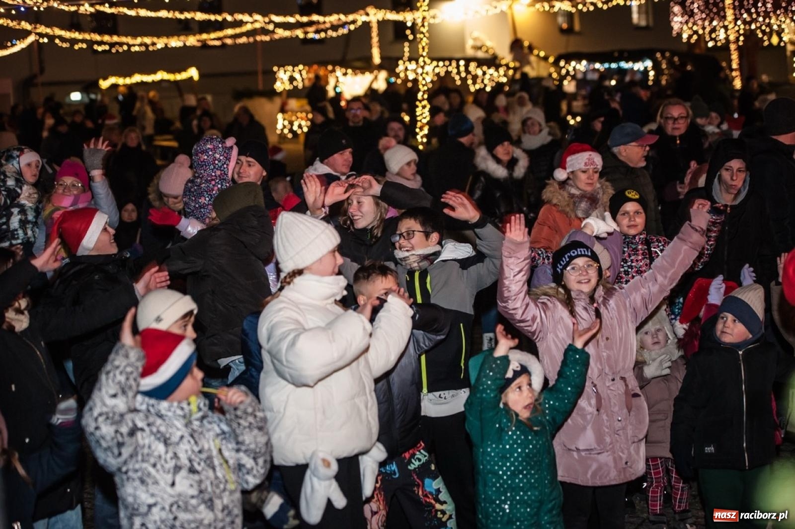 Zdjęcie w galerii na portalu naszraciborz.pl: Bajkowy zamek znów przyciągnął tłumy. Na dziedziniec wjechał św. Mikołaj w saniach [FOTO, WIDEO, PROGRAM NA WEEKEND] wiadomości z regionu