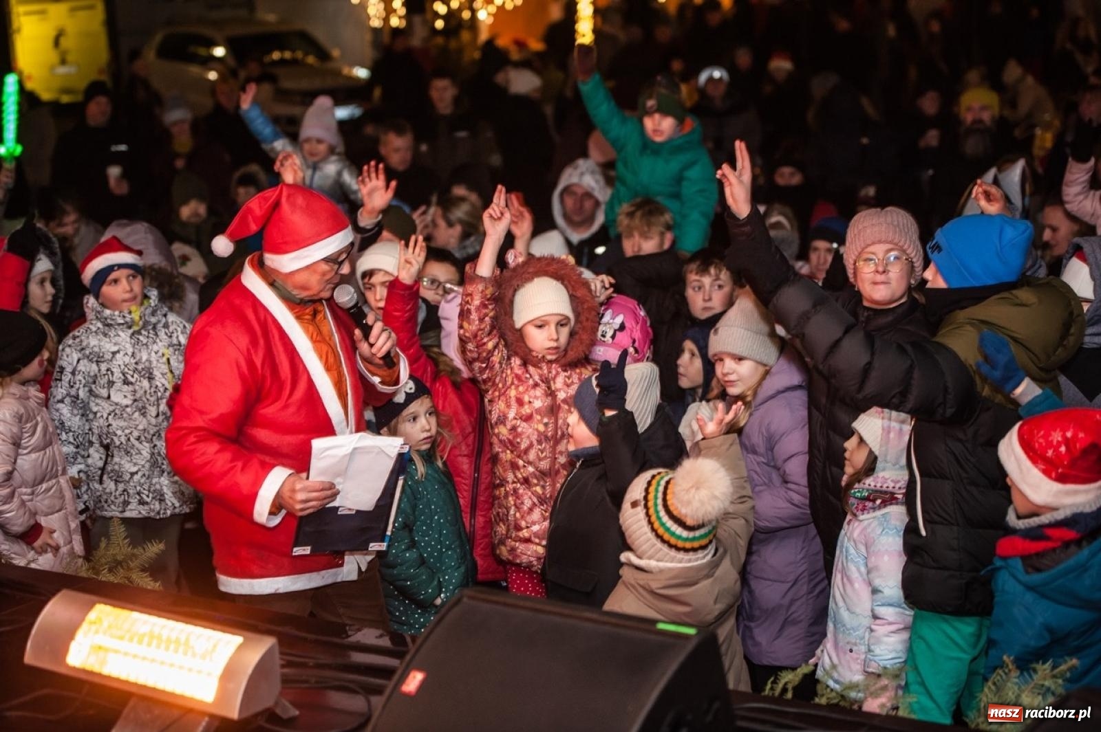 Zdjęcie w galerii na portalu naszraciborz.pl: Bajkowy zamek znów przyciągnął tłumy. Na dziedziniec wjechał św. Mikołaj w saniach [FOTO, WIDEO, PROGRAM NA WEEKEND] wiadomości z regionu