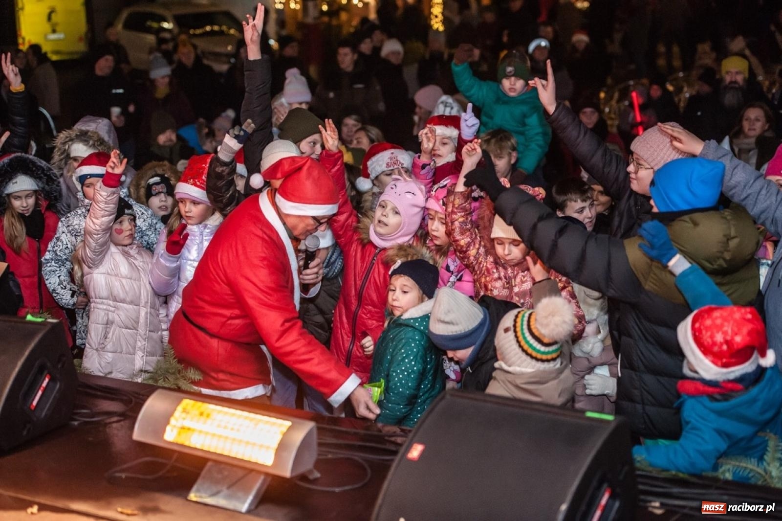 Zdjęcie w galerii na portalu naszraciborz.pl: Bajkowy zamek znów przyciągnął tłumy. Na dziedziniec wjechał św. Mikołaj w saniach [FOTO, WIDEO, PROGRAM NA WEEKEND] wiadomości z regionu