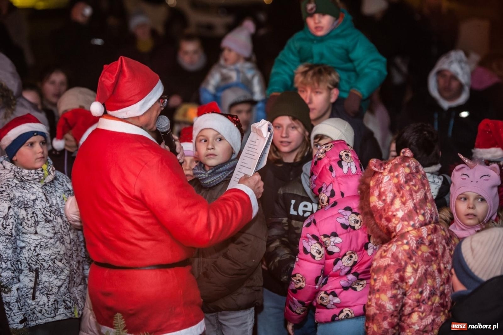 Zdjęcie w galerii na portalu naszraciborz.pl: Bajkowy zamek znów przyciągnął tłumy. Na dziedziniec wjechał św. Mikołaj w saniach [FOTO, WIDEO, PROGRAM NA WEEKEND] wiadomości z regionu