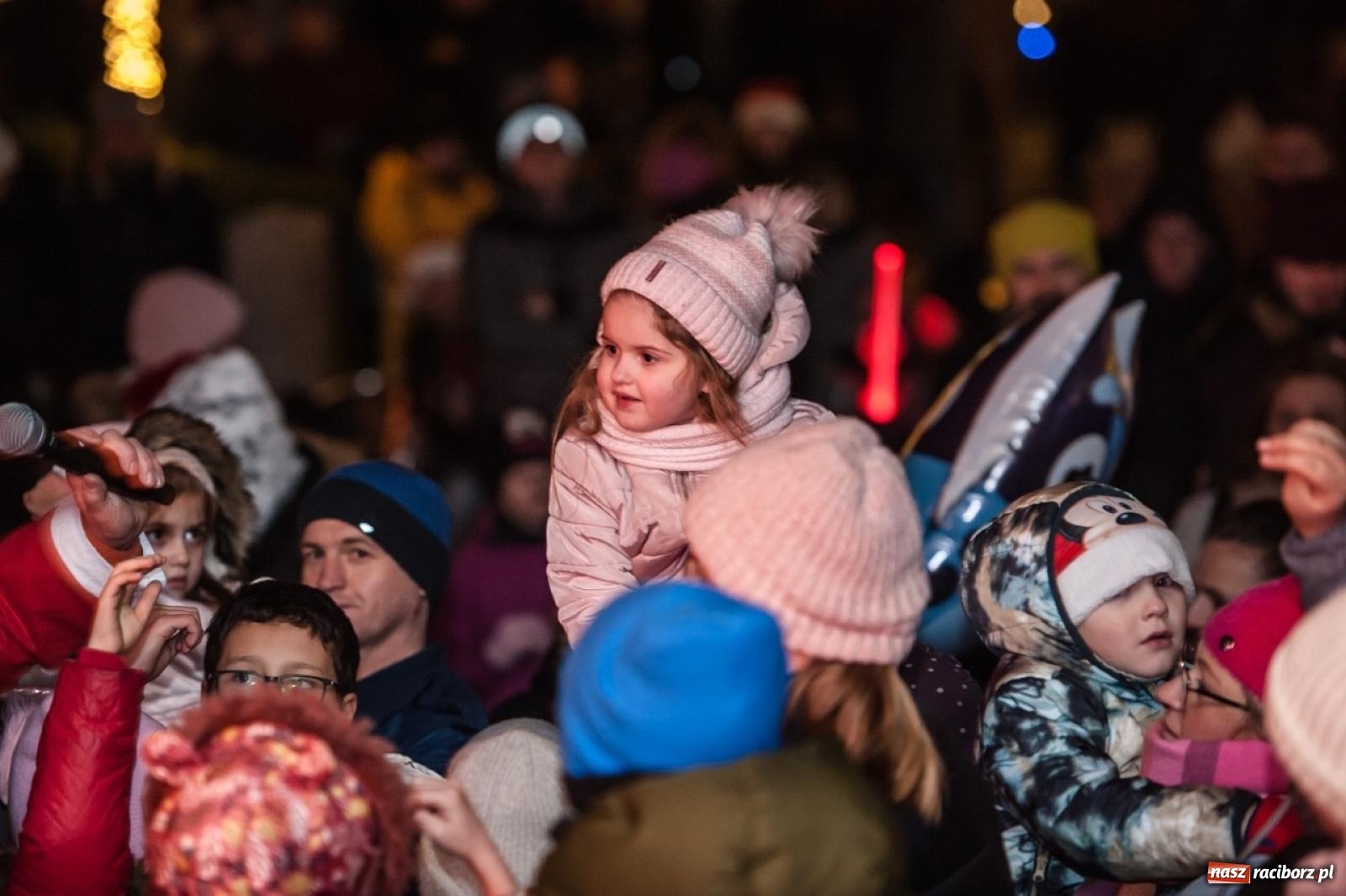 Zdjęcie w galerii na portalu naszraciborz.pl: Bajkowy zamek znów przyciągnął tłumy. Na dziedziniec wjechał św. Mikołaj w saniach [FOTO, WIDEO, PROGRAM NA WEEKEND] wiadomości z regionu