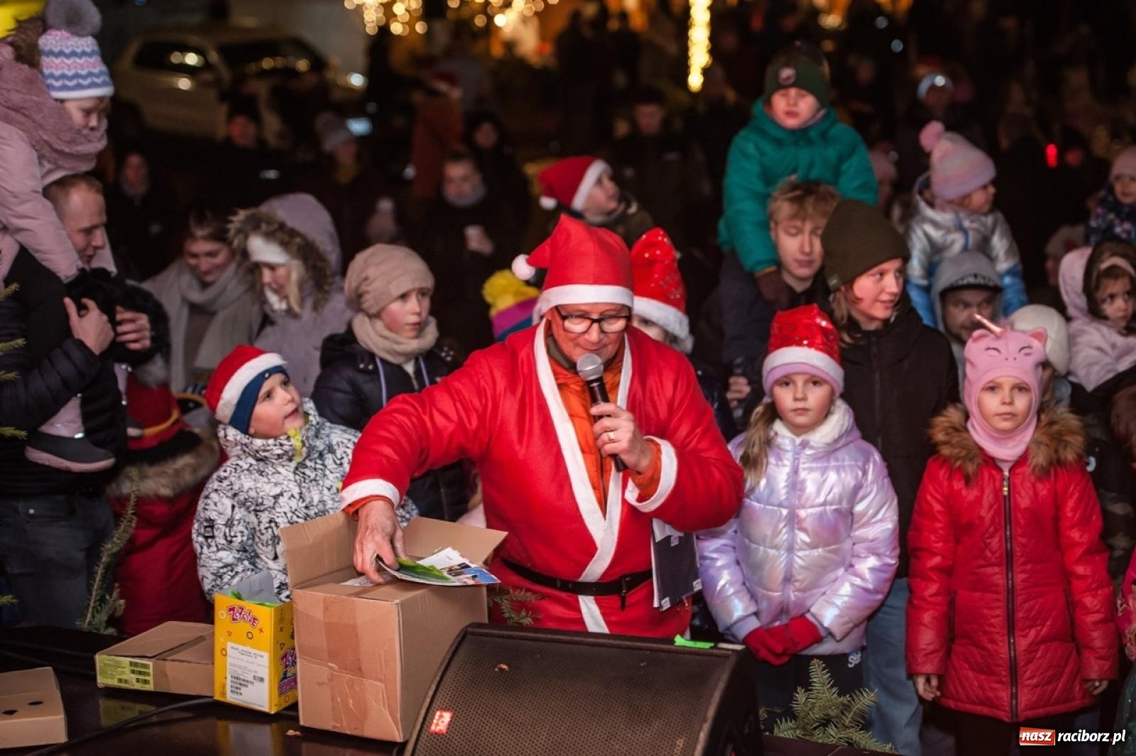 Zdjęcie w galerii na portalu naszraciborz.pl: Bajkowy zamek znów przyciągnął tłumy. Na dziedziniec wjechał św. Mikołaj w saniach [FOTO, WIDEO, PROGRAM NA WEEKEND] wiadomości z regionu